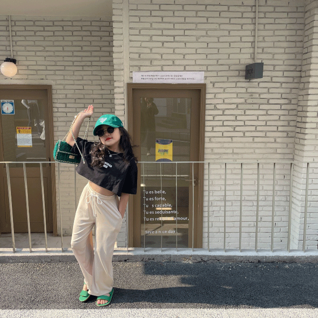 15時半までのご注文で即日発送 韓国子供服 ショート丈シンプル半tee No G2404 01 韓国ファッション キッズ へそ出し 半袖tシャツ 大人っぽい 白 黒 シンプル ワンポイント 女の子 かっこいい 可愛い モノクロ オシャレ 春 夏人気 子供服 Cheeky ちーきー 新作 人気沸騰 15時半までのご注文で即日発送 韓国子供服 ショート丈シンプル半tee No G2404 01 韓国ファッション キッズ へそ出し 半袖tシャツ 大人っぽい 白 黒 シンプル ワンポイント 女の子 かっこいい 可愛い モノクロ オシャレ 春 夏人気 子供服 Cheeky ちーきー 新作 人気沸騰