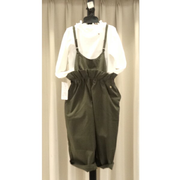 ポリエステルツイルを使った、ウェストフリルのサロペットです。ウェストギャザーたっぷりにフリル付きワイドパンツ仕様のサロペットパンツです。渋めのカラーといい、女の子らしくオシャレなパンツです。ブランドメーカーの生産を請け負っている縫製工場から直接仕入れたアイテム。同品質のアイテムの2分の1ほどのプライスですが、品質は折り紙つきです。 ■品 番：C6093 ■値札価格：3,300円 ■素 材：100%ポリエステル、ポリエステルツイル ■サイズ：120cm 130cm 140cm 150cm 160cm