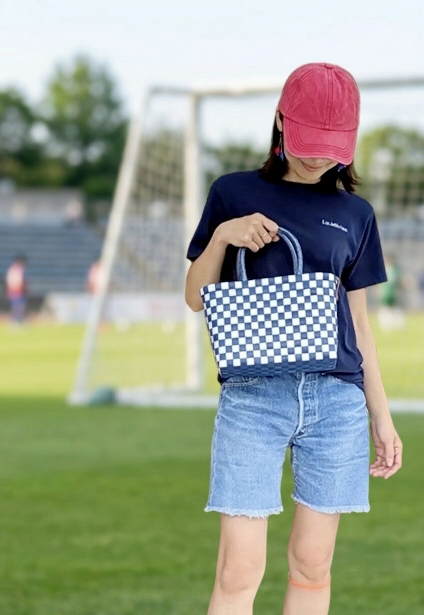 持ち手も同じ素材で組まれており 長く使えるように透明カバーの仕様にしています バッグの中でも驚くほどの軽い素材と 編み込みにより丈夫な作りになっております。 ■タイプ: Square S（スクエア S） ■ネーミング: Indigo white（インディゴ ホワイト） ■カラー: Navy white（ネイビー・ホワイト） ■本体サイズ: 約 下幅25x奥行11x高さ19.5cm ■持ち手の長さ: 約34.5cm ■持ち手内側高さ: 約13cm ■本体素材: PP (ポリプロピレン) ■持ち手カバー: ビニール ■タグ: 本革（キャメル） ■原産地: ベトナム ■加工/仕上げ/商品管理: 日本 注) 素材の性質上、製作過程及び輸送の際にテープに多少の折れやヨレ、タテに切れ目などが入ることがありますがこれらは不良品ではありませんのでご理解ください。 できる限りメンテナンスをしてお届けしております。 注) 補強のためテープを二重にしている箇所があります 注) 入荷ごとにテープのカラーに若干の違いが発生することがあります。また個体差についても、一つ一つ手作りのためご理解いただき、商品の特徴としてお楽しみいただけますと幸いです。 注) 写真の撮り方や光の具合、ご使用のパソコンやスマートフォンのモニター環境などによって若干の色合いが異なることがございます。Indigo White インディゴホワイト “藍色と白” 藍色の顔料が深みのある青み 白は中和してくれる差し色 この2色の組み合わせはどこか記憶に残る色合い 記憶のどこかに存在する組み合わせ 記憶に残る色は心を落ち着かせてくれます。