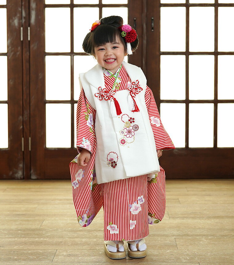 ◆人気キーワード◆ 七五三　レンタル　フルセット　3歳　被布　女の子　送料無料　着物 赤と白のストライプに淡いお色の椿が散りばめられたモダンな印象のお着物です。 ストライプとお花がきれいに調和され、完成度の高いデザインとなっております。 一生に一度のお子様の記念日に、ぜひご利用ください。 商品について 商品番号3-0130 素材ポリエステル サイズ裄41cm　袖丈58cm身丈93cm　 対象年齢2-3歳 レンタル内容着物、被布、長襦袢(半襟縫い付け済)、腰紐、伊達締め、草履、巾着 商品状態レンタル 注意書きモニターの発色の具合によって実際のものと色が異なる場合がございます。半襟/草履バッグ/その他小物は変更になる場合があります。あらかじめご了承ください。＝＝＝　重　要　＝＝＝ご購入前に必ずレンタルご予約状況をご確認ください 現在のご予約済み日は商品画像の下に記載しております。 ↓　↓　レンタルご予約状況まで　↓　↓↓　↓　スクロールしてください　↓　↓ 予約済みの日程とご希望の使用日が重複している場合は、ご注文をお受けできません。 レンタルご予約状況※レンタル前に必ずご確認下さい 予約済み2024年10月31日〜2024年11月18日 予約済み2025年10月16日〜2025年11月3日 予約済み2025年11月22日〜2025年12月8日 上記の期間以外はレンタル可能です。仕様上、ご予約の反映には最大24時間かかる場合がございます。定休日前日の予約状況の反映は翌営業日中となります。 商品について 商品番号3-0130 素材ポリエステル サイズ裄41cm　袖丈58cm身丈93cm　 対象年齢2-3歳 レンタル内容着物、被布、長襦袢(半襟縫い付け済)、腰紐、伊達締め、草履、巾着 商品状態レンタル 注意書きモニターの発色の具合によって実際のものと色が異なる場合がございます。半襟/草履バッグ/その他小物は変更になる場合があります。あらかじめご了承ください。 サイズ表適応身長女の子用草履男の子用草履 2〜3歳用90cm〜105cm13cm〜18cm14.5cm〜18cm 4〜5歳用105cm〜115cm17cm〜21cm18cm〜21cm 6〜7歳用115cm〜125cm18cm〜21.5cmー 10歳用125cm〜135cmー21cm〜22cm ※サイズは目安になります。規定サイズ外はご用意がございませんのでご了承ください。 ≪オプション≫ ストレッチ足袋　サイズ表 ≪SS≫13cm〜14cm≪S≫15cm〜16cm≪M≫17cm〜18cm≪L≫19cm〜20cm≪LL≫21cm〜22cm ※足サイズにより上記の中からご用意させていただきます。 規定サイズ外はご用意がございませんのでご了承ください。