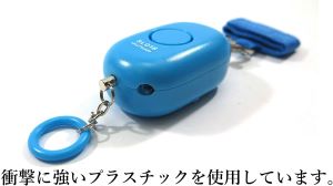 【サイズ】40×28×64mm ／ 【音量】93dBが最大5時間持続 【付属】お試し用単4電池2本 【仕様】引き抜きやすいリング、衝撃に強いプラスチック採用 【機能】取り付けできるランドセル用ベルト、LDEライトつき 【認定】（公財）全国防犯協会連合会推奨、ベルマーク運動参加商品