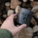 Forester'sCafeのオリジナルキャニスター（保存缶）です。 珈琲豆が100g弱入りますので キャンプやソトアソビなどにも持って行きやすいサイズです。 色はモカブラウン （明るさによってはパープルがかって見えたりもします） ブラウン系、グレー、ブラック系のアイテム、 アンティークやヴィンテージのアイテムなどとも相性が良い色です。 こちらの商品は一枚板のブリキ板を裁断するところから 成形まで一つ一つ職人が手作りで製作しています。 機械缶にはできない、抜群の密閉率と美しいフォルムの缶です。 製品の材料のブリキは、現在食品用の缶詰に利用されているものと 同一の素材ですので、食品保存上健康に問題がないだけでなく、 蓋と中蓋が二重で湿気をさえぎり、光を遮断する構造により 食品を長持ちさせる最適な環境を実現することができます。 ※取り扱いの際の注意 水洗いなどは錆びてしまいますので絶対行わないでください。 柔らかい布やキッチンペーパーなどで拭いてからご使用下さい。 素材：ブリキ サイズ：直径約7.6cm×高さ約7.9cm　