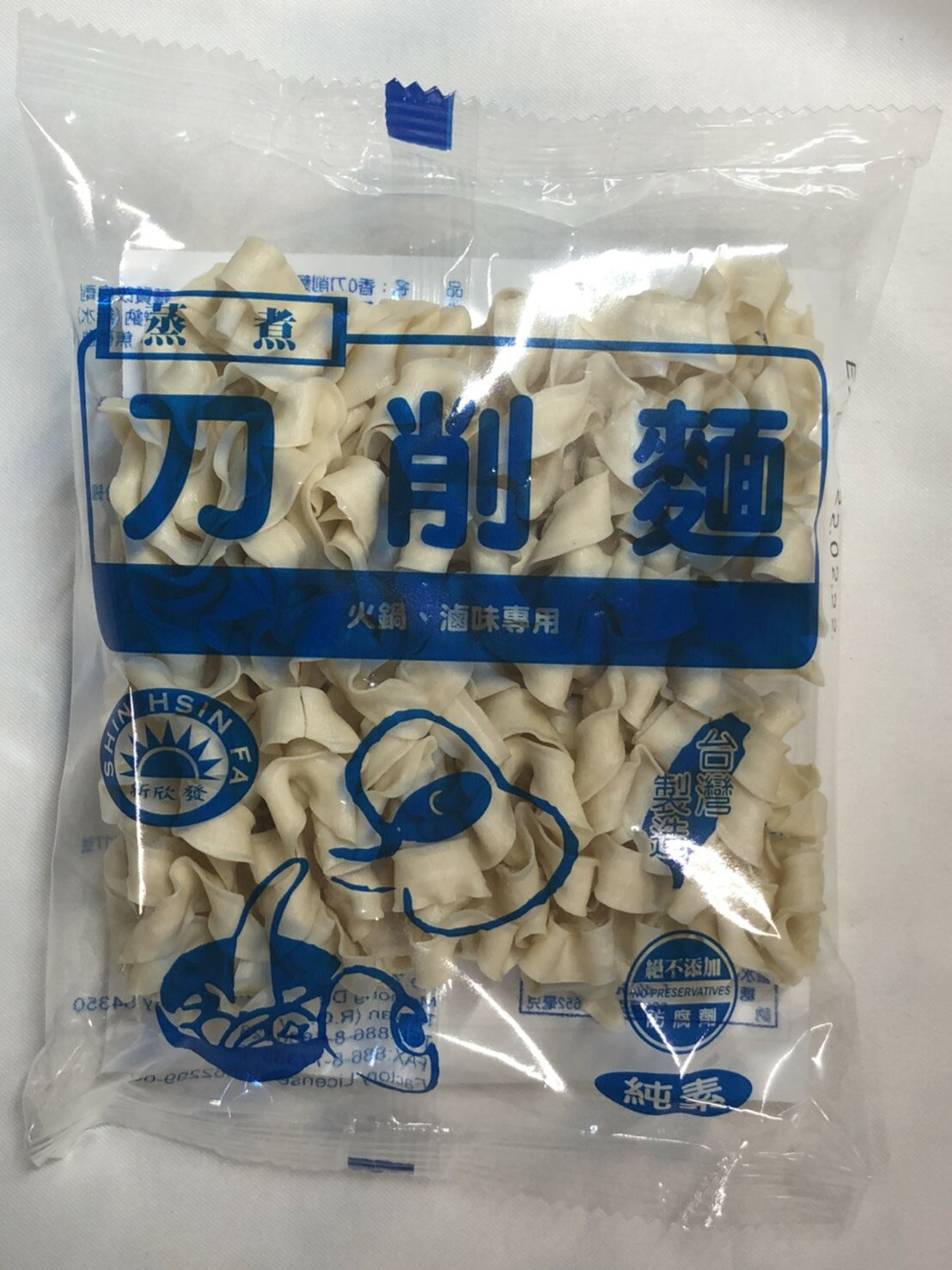 台湾60年歴史を持つ伝統的な麺　台南の名物で世界中にも大好評です。旅行や出張、時間のない時に大変便利な、台湾製メンです。南太陽の恵みで、天日で真心手作り無添加です。お召し上がり方：フライパンに水をたっぷりと入れて蓋をし、水が沸かしたら麺を入れて4分ほど、麺が浮いたら、お湯を捨てて調味料、オリーブ油な、沙茶醤、ミードソースなど足して、茹で野菜などを加えてお召し上がりください。 食文化の伝統ある台湾から直輸入した即席ラーメン 時間のないときやちょっとお腹がすいたときにどうぞ お召し上がり方: 1. 麺袋から出します。 2. どんふりの中に麺と沸騰したお湯を入れて蓋をします。 3. 麺に茹でた野菜や調味料を入れて、混ぜてからすぐ召し上がれます。 商品説明名称台湾　関廟麺(かんみうめん)(80g×6食)調味料無し 原材料名 原 材 料 :小麦、塩(一部に小麦を含む) 内容量80g賞味期限お届け後6ヶ月以上 保存方法常温原産国名台湾販売者株式会社中一素食店 東京都国立市中1-19-8