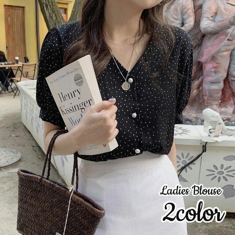 ブラウス レディース 婦人服 半袖 前あき トップス Vネック パフスリーブ 水玉柄 ドット柄 シフォン調 おしゃれ かわいい 上品 エレガント 通勤