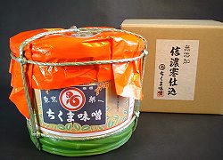 寒い冬の寒の水と寒中ならではの雑菌が少ない時期にお味噌を仕込む”寒仕込み”は美味しいお味噌 ができる要素になります。　ちくま味噌では古くから伝わる伝統の技で”無添加　信濃寒仕込”を毎年寒中 に仕込み長期熟成させ美味しい寒仕込み味噌を完成しました。　Webサイトを閲覧のお客様にちくま自慢 の”無添加　信濃寒仕込”を限定特別販売をいたします。　寒仕込みならではの芳醇な香りとグルメも絶賛 するお味をお楽しみください。 国産大豆、国産米麹使用 毎年冬寒中仕込 無添加 2．5Kg　木樽