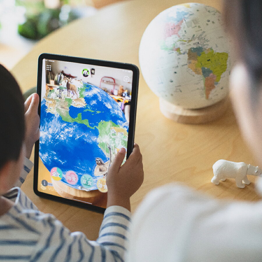 地球儀で世界を巡るの【AR 地球儀】 ほぼ日のアースボール ジャーニー 20cm｜アングル2