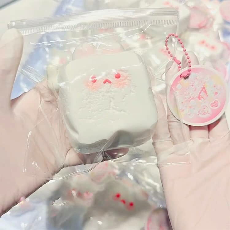 肉球 ぬいぐるみ スクイーズ 感触 かわいい うさぎ 小サイズ プッシュ 大サイズ 餅 大福 ぷにぷに ふわふわ 低反発 おもちゃ 握る ストレス解消 もちもち おしゃれ オシャレ Y2K 減圧食品サンプル 握って遊ぶ お菓子 デザート そっくり children-veteements-10005492 Children vetements サンプル画像3