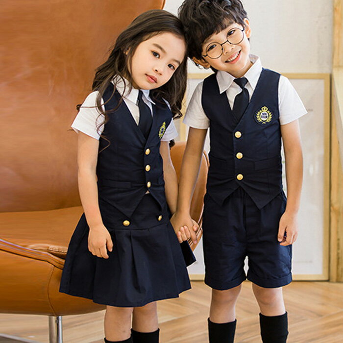 商品名：子供服 フォーマル 卒業式 スーツ 男の子 女の子 入学式 小学生 上下セット 素材 カラー サイズ 【シャツ】綿95%・その他5% （写真※ご参考程度） 100cm/110cm/120cm/130cm/140cm/150cm/160cm 生地の厚さ 透け感 伸縮性 普通 ややあり ややあり 生産国 セット内容 CHINA ベスト・パンツ・シャツ・蝶結び ベスト・スカート・シャツ・蝶結び 洗濯表示 平成28年12月から洗濯表示が変わりました 変更以前に生産された商品には旧洗濯表示が付いております。また商品によっては洗濯表示が新旧混在している商品もございます。お洗濯前に商品に付いている洗濯表示をご確認ください。 大切な衣類をより長くご使用いただくために、洗濯する前に一度ご覧いただき表示マークをご確認後、洗濯していただくことをおすすめします。 送料 ※配送は佐川急便でお届けいたします。 ※北海道、沖縄のご注文は佐川急便でお届けいたします。 注意事項 ◆洗濯の際は色落ちの可能性がありますので単品手洗いでお願いいたします。 ◆サイズ表記は手作業にて行っておりますので、 実物と若干の誤差が生じる場合があります。 ◆生地にプリントや染めの加工を施しておりますので、細かい染めの不着やプリントの欠けがある場合がございますが不良品の対象ではございません。 ご理解頂きます様お願いいたします。