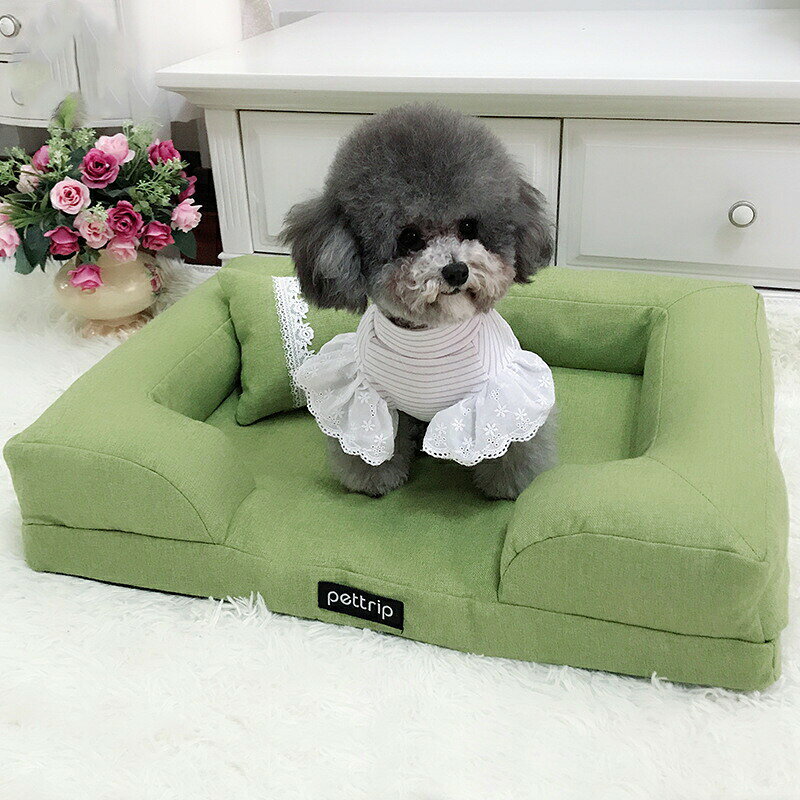商品名：ペットベッド 材質説明 カラー サイズ コットン 掲載写真の色 写真参照 商品説明 猫や小型犬がうたた寝できる居心地の良いペットベッド。 ベッドの周りはふっくら綿入りなので顎をのせて寝るのが好きな子も満足してお使いいただけます ペットが入ったり出たりする時にずれにくいよう、裏面に滑り止め加工を施しています。安全なホームを提供します 中性洗剤を利用し、洗濯機で水洗い可能です。ご使用になる前に完全に乾燥させてください。必要な場合、形を整えてください 注意 ※初期不良は商品到着後1ヶ月以内になります。 ●説明書はお付けしておりません。商品ページをご参考に下さい。また、ご不明な点がありましたらお気軽にお問い合わせください。 ●商品画像はイメージ画像となります。現物に色味や形を極力近づけておりますが、お使いのモニターやスマートフォンの環境により色味が違うように見える場合もございます。 ●入荷時期により多少の仕様変更がある場合がございます。 ●デザイン、カラー違いでの返品交換致しかねます。ご購入前に今一度ご確認ください。 ●万が一、初期不良などがございましたら1ヶ月以内にお手数ですが弊社にお問い合わせください。 送料 ★運送業者：佐川急便 ★3,980円(税込)以上のご購入で送料無料楽しめます。