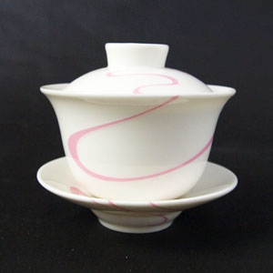 　 こちらは台湾の高級茶器メーカー「風清堂」の蓋碗です。ゆったりとした、ピンク色の煙柄をあしらっています。ちょうどよい大きさでとっても使い易いんです。 【生産地】 台湾 【茶器のサイズ】 蓋碗　直径9.4cm　高さ8.3cm　容量150ml (フタをすると130ml) [磁器]　 ■出荷、配送についてはこちら蓋碗　【紅茶煙】 ゆったりと立ち上る薄紅色の煙が、優雅な蓋碗！ &nbsp; 蓋碗に茶葉を入れてお湯を注ぎ、蓋をするだけで簡単に中国茶が楽しめます。蓋をずらして茶葉をよけながらそっと飲みます。もちろん茶海に移して飲んでもOK。蓋に鼻を近づければ、香りが蓋に宿っています。急須としても使えるので一石二鳥な茶器です。 中国茶に慣れてくると、扱いが簡単で万能な為、 どんなお茶も蓋碗でいただくという方が多くいらっしゃいます。こちらは台湾の高級茶器メーカー「風清堂」のピンク色の煙柄をあしらった蓋碗です。ちょうどよい大きさでとっても使い易いんです。