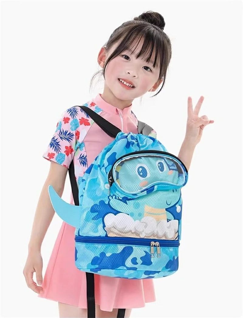 同じシリーズの商品はこちらです。 商品詳細 商品内容 > 【乾湿分離】内部に防水素材で作られたポケットが2つあり、濡れたものを収納してもバッグの外側に水分が漏れ出ることがありません。 また、内部と外側の仕切りがあるため、濡れたものと乾いたもの混ざることがないため、衛生的に保ちながら持ち運ぶことができます。 > 【撥水加工】プール、ビーチや雨天などでも安心に！水と汗の侵入を防止し、濡らされる心配もいりません。 ※完全防水デザインではございませんので、長時間の浸水はおやめください。 > 【お洒落、シンプル】洗練されたシンプルなデザインは男女問わず、機能性とデザインを兼ね備えるリュックスタイルのスポーツバッグ。 > 【いろんなシーンで活用】ヨガやジムなど室内スポーツ用のジムバッグや水泳、スイミング教室、ビーチ遊び、海遊び、水遊び、磯遊びグッズのお片付けプールバッグや 部活動、夏休みイベント、温泉旅行、修学旅行、花見、花火大会、お祭り時の着替え衣類と浴衣収納用の巾着バッグやちょっとした買い物や防災時の非常持ち出し袋にもご使用いただけます。 素材 ポリエステル、EVA、PVC カラー 写真の通り サイズ 生産国 中国 注意書き ※商品写真は、できる限り現品を再現するように画像処理などの補正を行っておりますが、ご利用のモニターや環境により差異が生じます。予めご了承ください。 ※上記の数値は、実測によるものです。多少の誤差はご容赦ください。 ※仕様は予告なく変更される場合があります。（ご使用に差し支えない程度） ※生地の特性上、やや匂いが強く感じられるものもございます。数日のご使用や陰干しなどで気になる匂いはほとんど感じられなくなります。 ?お客様が通常と同じお買い物ステップで安心して海外の商品を購入できるよう、楽天市場から指定を受けた委託先である（株）コマースロボティクスが、当店の店舗運営業務を行います。 ?当店でご購入された商品は、原則として、「個人輸入」としての取り扱いになり、中国の浙江省からお客様のもとへ直送されます。 ?個人輸入される商品は、すべてご注文者自身の「個人使用?個人消費」が前提となりますので、ご注文された商品を第三者へ譲渡?転売することは法律で禁止されております。 ?ご注文後、5営業日以内に配送手続きをいたします。配送作業完了後、7〜9日程度でのお届けとなります。同じシリーズの商品はこちらです。 商品詳細 商品内容 > 【乾湿分離】内部に防水素材で作られたポケットが2つあり、濡れたものを収納してもバッグの外側に水分が漏れ出ることがありません。 また、内部と外側の仕切りがあるため、濡れたものと乾いたもの混ざることがないため、衛生的に保ちながら持ち運ぶことができます。 > 【撥水加工】プール、ビーチや雨天などでも安心に！水と汗の侵入を防止し、濡らされる心配もいりません。 ※完全防水デザインではございませんので、長時間の浸水はおやめください。 > 【お洒落、シンプル】洗練されたシンプルなデザインは男女問わず、機能性とデザインを兼ね備えるリュックスタイルのスポーツバッグ。 > 【いろんなシーンで活用】ヨガやジムなど室内スポーツ用のジムバッグや水泳、スイミング教室、ビーチ遊び、海遊び、水遊び、磯遊びグッズのお片付けプールバッグや 部活動、夏休みイベント、温泉旅行、修学旅行、花見、花火大会、お祭り時の着替え衣類と浴衣収納用の巾着バッグやちょっとした買い物や防災時の非常持ち出し袋にもご使用いただけます。 素材 ポリエステル、EVA、PVC カラー 写真の通り サイズ 生産国 中国 注意書き ※商品写真は、できる限り現品を再現するように画像処理などの補正を行っておりますが、ご利用のモニターや環境により差異が生じます。予めご了承ください。 ※上記の数値は、実測によるものです。多少の誤差はご容赦ください。 ※仕様は予告なく変更される場合があります。（ご使用に差し支えない程度） ※生地の特性上、やや匂いが強く感じられるものもございます。数日のご使用や陰干しなどで気になる匂いはほとんど感じられなくなります。 ?お客様が通常と同じお買い物ステップで安心して海外の商品を購入できるよう、楽天市場から指定を受けた委託先である（株）コマースロボティクスが、当店の店舗運営業務を行います。 ?当店でご購入された商品は、原則として、「個人輸入」としての取り扱いになり、中国の浙江省からお客様のもとへ直送されます。 ?個人輸入される商品は、すべてご注文者自身の「個人使用?個人消費」が前提となりますので、ご注文された商品を第三者へ譲渡?転売することは法律で禁止されております。 ?ご注文後、5営業日以内に配送手続きをいたします。配送作業完了後、7〜9日程度でのお届けとなります。