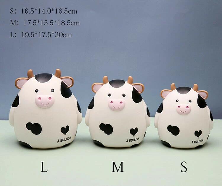 アレコレライフの割れない 貯金箱 置き物 マネーバンク 装飾品 小銭投入ボックス 大容量 おもちゃ 紙幣 コインバンク お年玉 オブジェ 硬貨 コイン 子供 おしゃれ 飾り付き プレゼント 金庫 子ども インテリア 雑貨 可愛い 小物 お札 選べる2色 お金 牛の形 癒し S/M/L｜アングル3
