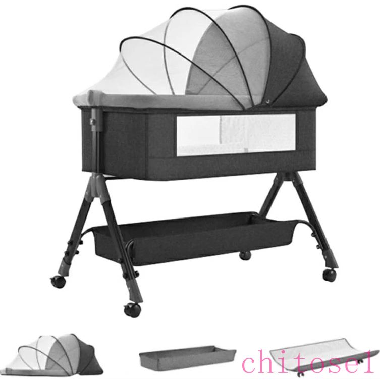 商品の寸法:95L x 55W x 81H cm 特徴:シェイク可能, 折りたたみ式, 高さ調節可能, 大人用ベッドと接続可能 材質:鉄+リネンコットン+プラスチック この商品について 展開サイズ：(約)95x55x81cm、内部サイズ：88×50cm、重さ:(約)8.2kg 折りたたみサイズは95 * 60 * 14cm、車のトランクへの持ち運びや収納にとても便利。セット内容：ベッド本体、マットレス、蚊帳。カバーは上質で通気性が良い亜麻を採用されていて丸洗いできます。足の一端は伸縮可能で、ベッドの安定性をより高めます。V クレードルのほぼすべての側面にある広いメッシュのサイドウィンドウにより、最適なアイコンタクト、赤ちゃんのパノラマビュー、暑い日の良好な空気循環により、赤ちゃんを常に監視できます。赤ちゃんに十分で快適なスペースを提供する大きな睡眠面。すべての便利なアクセサリーを収納するバスケットと、蚊から効果的に保護するための統合された蚊帳が装備されています。 静音キャスター付きで、床を傷つくことなくリビング、寝室への移動も楽々です。ママも簡単に持ち運びが可能です。大容量な収納カゴつき、ベビー服、哺乳瓶、おもちゃ、タオル、おむつなどのベビー用品を収納できます。コンパクトに折畳み可能で、場所を取りません。 5秒でゆりかごに変身可能、10度のわずかな揺れで赤ちゃんを落ち着かせて眠らせることができます。蚊帳付きで通気性がありつつ蚊の侵入を防いでくれるので安心してお昼寝ができます。ママにも赤ちゃんにも嬉しいベビーベッドです。 高さ3段階調節可能で、各高度の大人ベッドにくっつけてご利用可能です。引き込み式のキャスターは、ベビーベッドを大人のベッドに近づけます。同時に、キャスターにはブレーキが装備されており、それを引き下げることでベッドに固定することができます。ベッドは少し傾き、新生児に対してミルクの吐くことを防ぐことができます。