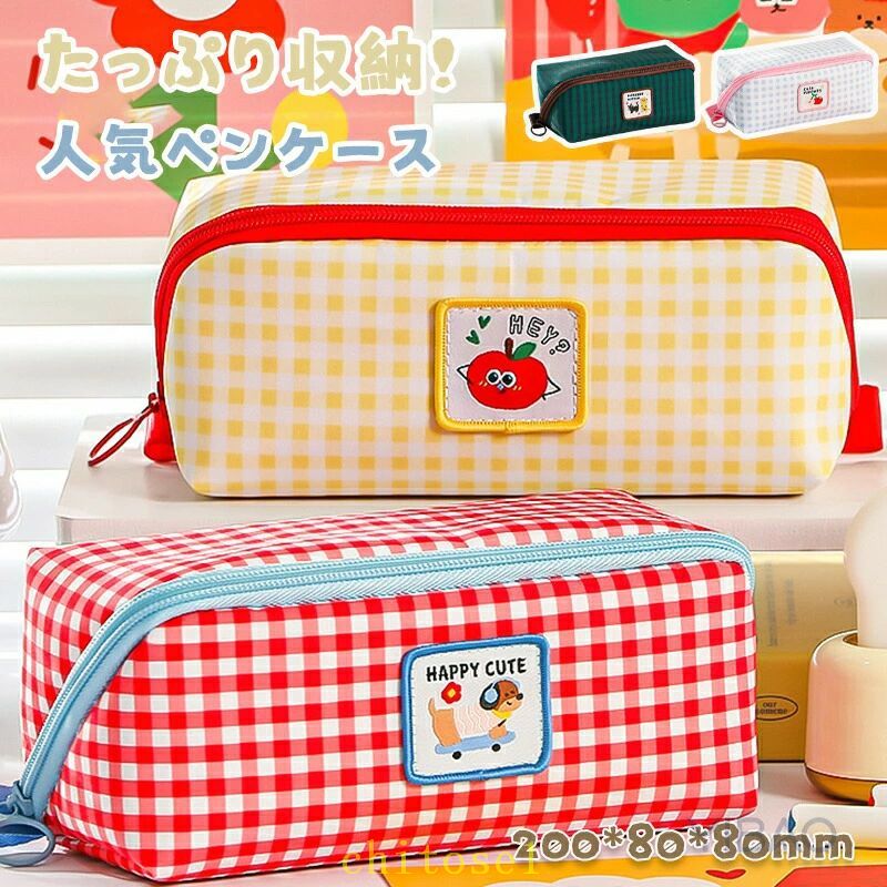 ※商品説明 実用性が高く、ペン、鉛筆やブラシケースや学校用品ケースとして使用することができます。これは、女の子、息子と娘、若者と大人、作家とアーティストへの卒業、クリスマスやハロウィン、誕生日などプレゼント、学校や旅行用品への贈り物として最適です。 筆記具などと分けて収容できるので、小物が探しやすく汚れにくいので安心です。筆記用具入れとしてだけでなく、他の用途にも使えます。 メインファスナーがぐるりと大きく開くので、必要なものをスマートに取り出すことができ、ファスナーには引き手がついているので開閉しやすくなっています。 ぺんホルダーがあるので、普段よく使うペンと、その他のカラーペンなどを分けて収納できます。 【サ イ ズ】200*80*80mm 【容　量】ペン類約80本収納 【注意事項】 ※製品更新により、予告なしで同じ商品がデザイン、色若干変わる場合がございますので、予めご了承下さい。 ※撮影の為、画質等の関係上、色などが実際の商品と若干違ってしまうこともあるかもしれませんがご理解のほどご購入ください。予めご了承ください。 ※更新のタイミングによっては実在庫に相違が出る場合がございます。 ※万が一商品に不具合がある場合は、無償交換・返金は可能です。マイナス評価する前にご遠慮なく当店と連絡してください。 ※重要※＜オプション品ご購入の注意点＞ 楽天決済のシステム上、追加料金が自動加算されません。注文確定後に金額修正し、メールにてお知らせしますが、ご確認ください。※商品説明 実用性が高く、ペン、鉛筆やブラシケースや学校用品ケースとして使用することができます。これは、女の子、息子と娘、若者と大人、作家とアーティストへの卒業、クリスマスやハロウィン、誕生日などプレゼント、学校や旅行用品への贈り物として最適です。 筆記具などと分けて収容できるので、小物が探しやすく汚れにくいので安心です。筆記用具入れとしてだけでなく、他の用途にも使えます。 メインファスナーがぐるりと大きく開くので、必要なものをスマートに取り出すことができ、ファスナーには引き手がついているので開閉しやすくなっています。 ぺんホルダーがあるので、普段よく使うペンと、その他のカラーペンなどを分けて収納できます。 【サ イ ズ】200*80*80mm 【容　量】ペン類約80本収納 【注意事項】 ※製品更新により、予告なしで同じ商品がデザイン、色若干変わる場合がございますので、予めご了承下さい。 ※撮影の為、画質等の関係上、色などが実際の商品と若干違ってしまうこともあるかもしれませんがご理解のほどご購入ください。予めご了承ください。 ※更新のタイミングによっては実在庫に相違が出る場合がございます。 ※万が一商品に不具合がある場合は、無償交換・返金は可能です。マイナス評価する前にご遠慮なく当店と連絡してください。 ※重要※＜オプション品ご購入の注意点＞ 楽天決済のシステム上、追加料金が自動加算されません。注文確定後に金額修正し、メールにてお知らせしますが、ご確認ください。