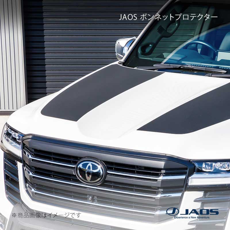 ■品番B631051■メーカーJAOS/ジャオス■商品名JAOS ボンネットプロテクター■自動車メーカーTOYOTA■車種ランドクルーザー■型式300系 GR SPORT■年式21.08〜■適応ALL■商品詳細＊説明JAOSロゴを配置した本体は、ボンネットラインの形状に沿った車種専用タイプ。シンプルながらも高いドレスアップ効果を与えるアイテムです。シボ塗装に似た質感を持つPVC素材にフッ素層を付与したことにより耐久性と耐候性を高めています。さらに、摩擦耐性も優れているため、予期せぬボンネットへの小傷を防ぎ塗装面を保護します。＊商品内容ボンネットプロテクター本体フィルム?2枚＊仕様PVC+表面フッ素加工＊参考取付時間1.0時間＊取付要領書ボンネットプロテクター ランドクルーザー 300系(B631051)＊注意事項・補足説明※本製品は乾式貼り専用フィルムです(水貼り不可)。※製品表面の凹凸によりロゴが滲んだり、擦れて見える場合があります。※確実な位置決めと気泡を防ぐため、専門ショップでの施工を推奨します。※ボディーコーティングが施工されている車両に装着すると十分な接着力を確保できず、浮きや剥がれの原因となります。貼付け前にボディーコーティングを除去してから取り付けしてください。■JANコード4948350309915■納期メーカー取り寄せ品の為、通常即日〜4営業日以内に発送致します。 ※ ご注文前に必ずご確認下さい お急ぎの場合はご購入前に納期確認をお願い致します。 納期について ＊メーカー在庫が欠品の場合、改めて納期をご連絡致します。 ＊メーカーにて予告無く廃番、仕様変更になっている場合があります。 返品・キャンセルに関して ＊お客様都合による返品・キャンセル・商品の変更は一切お受けしておりません。 ＊在庫・納期・適合未確認でご購入された商品のキャンセルは一切お受けしておりません。 ＊代引きで納期が半年以上の商品をご注文の場合はキャンセルさせていただきます。別の決済方法でご注文下さい。