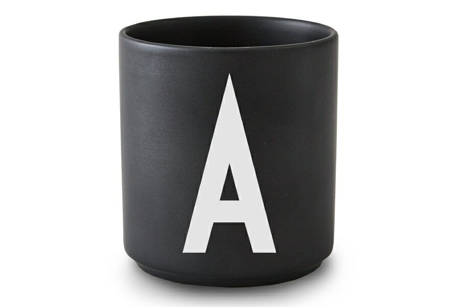 【在庫限り】【再入荷なし】 DESIGN LETTERSデザインレターズ　Arne Jacobsen アルネ ヤコブセン　パーソナルポーセリンカップ（A～M）　ブラック【北欧雑貨 デンマーク インテリア アルネヤコブセン おしゃれ 食器 マグカップ コップ グラス】