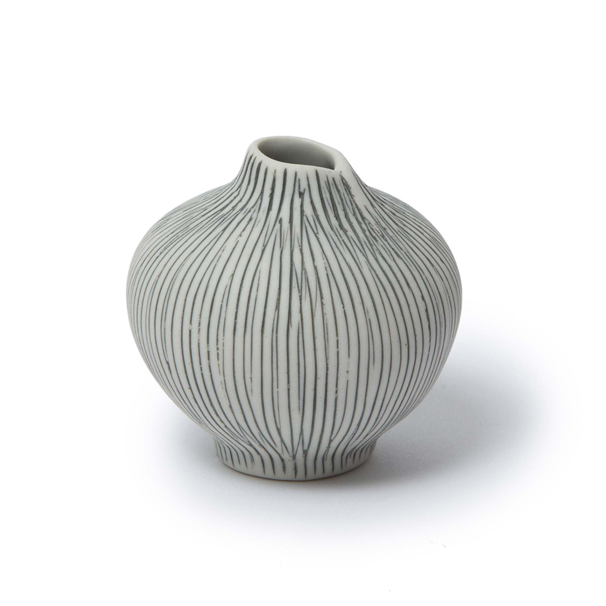 Rakuten - LINDFORM リンドフォーム フラワーベース Line Grey Sサイズ 北欧 花瓶 一輪挿し 花器 インテリア スウェーデン 北欧陶器 北欧デザイン 観葉植物 グリーン 置き物 陶器ベース ナチュラル モダン 和モダン ギフト 小物 北欧暮らし