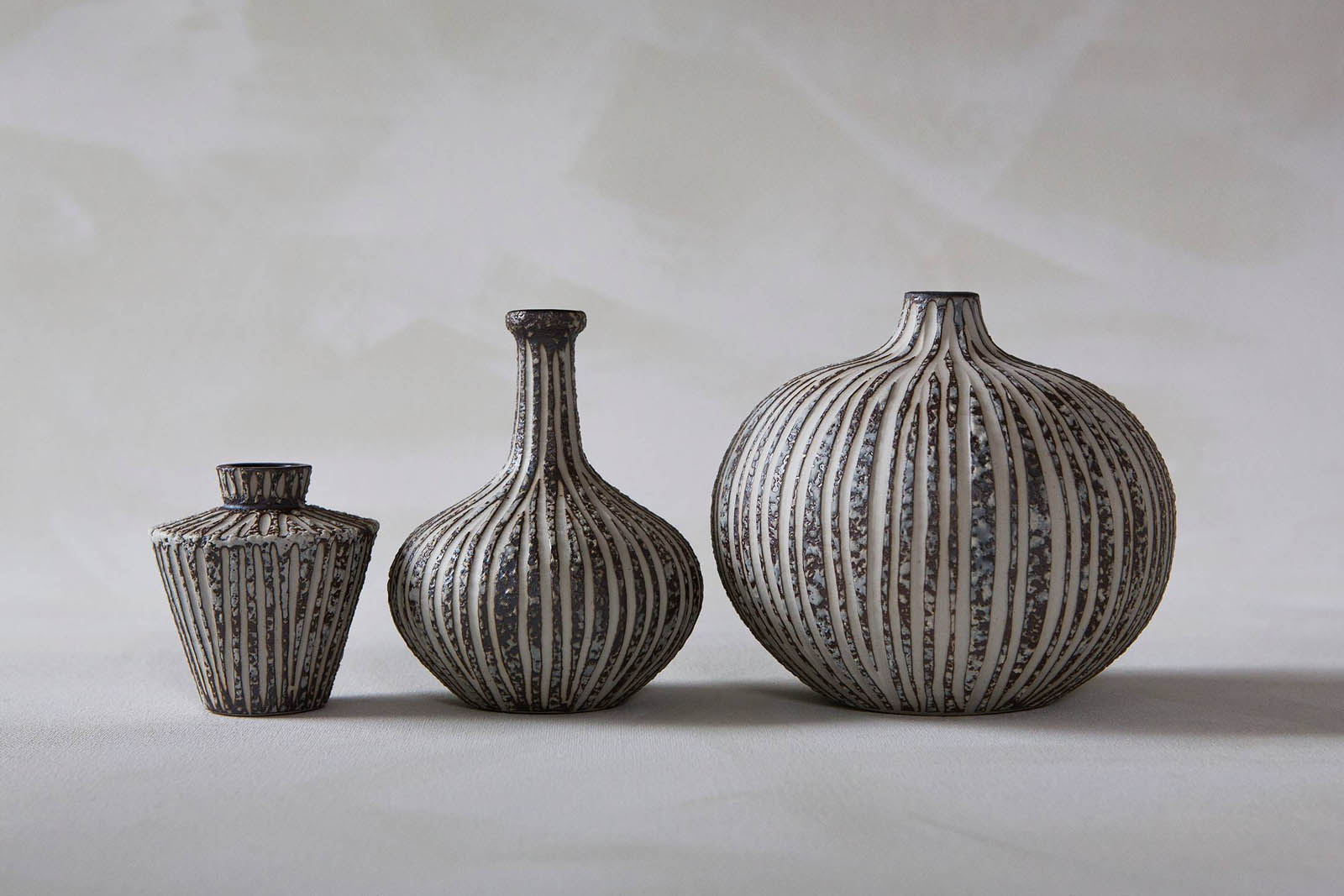 【在庫限り】【再入荷なし】LINDFORMリンドフォーム フラワーベース/一輪挿し BARI ストーンストライプ 高さ10cm【北欧雑貨 インテリア 花瓶 フラワーベース 一輪挿し 置物 おしゃれ モノトーン 観葉植物 グリーン ハンドメイド 陶器 陶磁 [2]