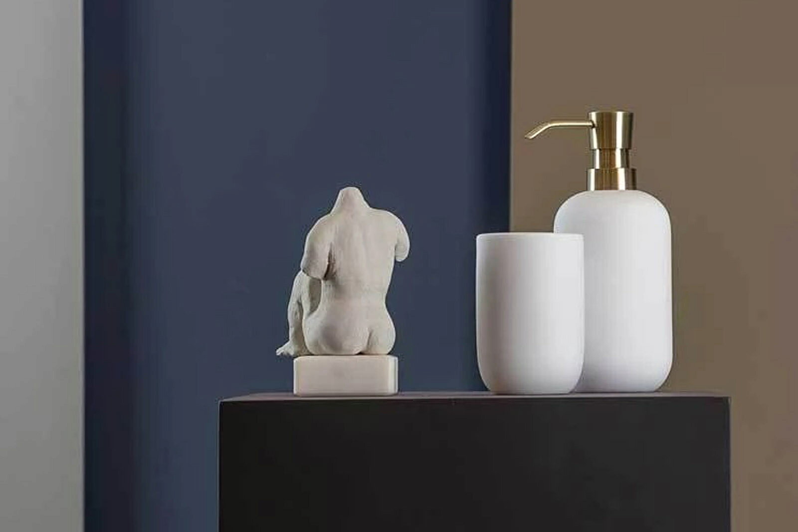 CHLOROS　（クロロス）の【在庫限り】【再入荷なし】Mette Ditmer　タンブラー　LOTUS　ホワイト【北欧雑貨 インテリア シンプル モダン モノクロ モノトーン クラシック スカンジナビアンデザイン おしゃれ タンブラー 歯ブラシ立て】｜アングル2