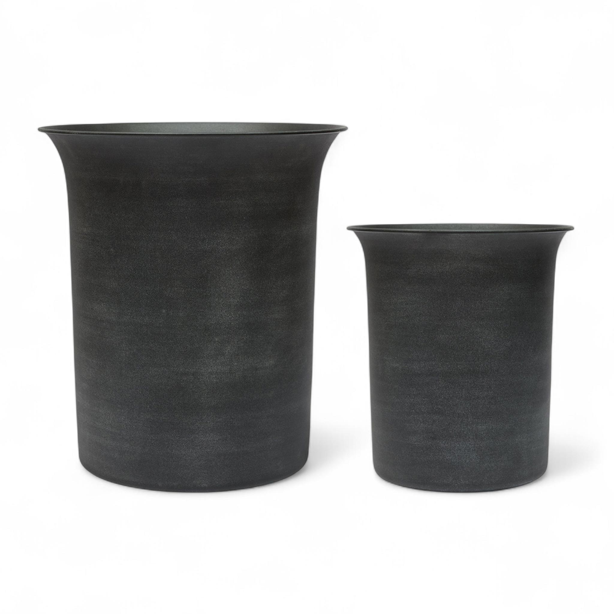 樂天商城 - 大きなメタル製のプランター Iri Metal Planter 大小2点セット オイオイ モノクロ 白黒 モノトーン 植木鉢 プランター ハーブポット 花瓶 北欧雑貨 デザイン 日本 正規品 インテリア おしゃれ デンマーク シンプル ナチュラル
