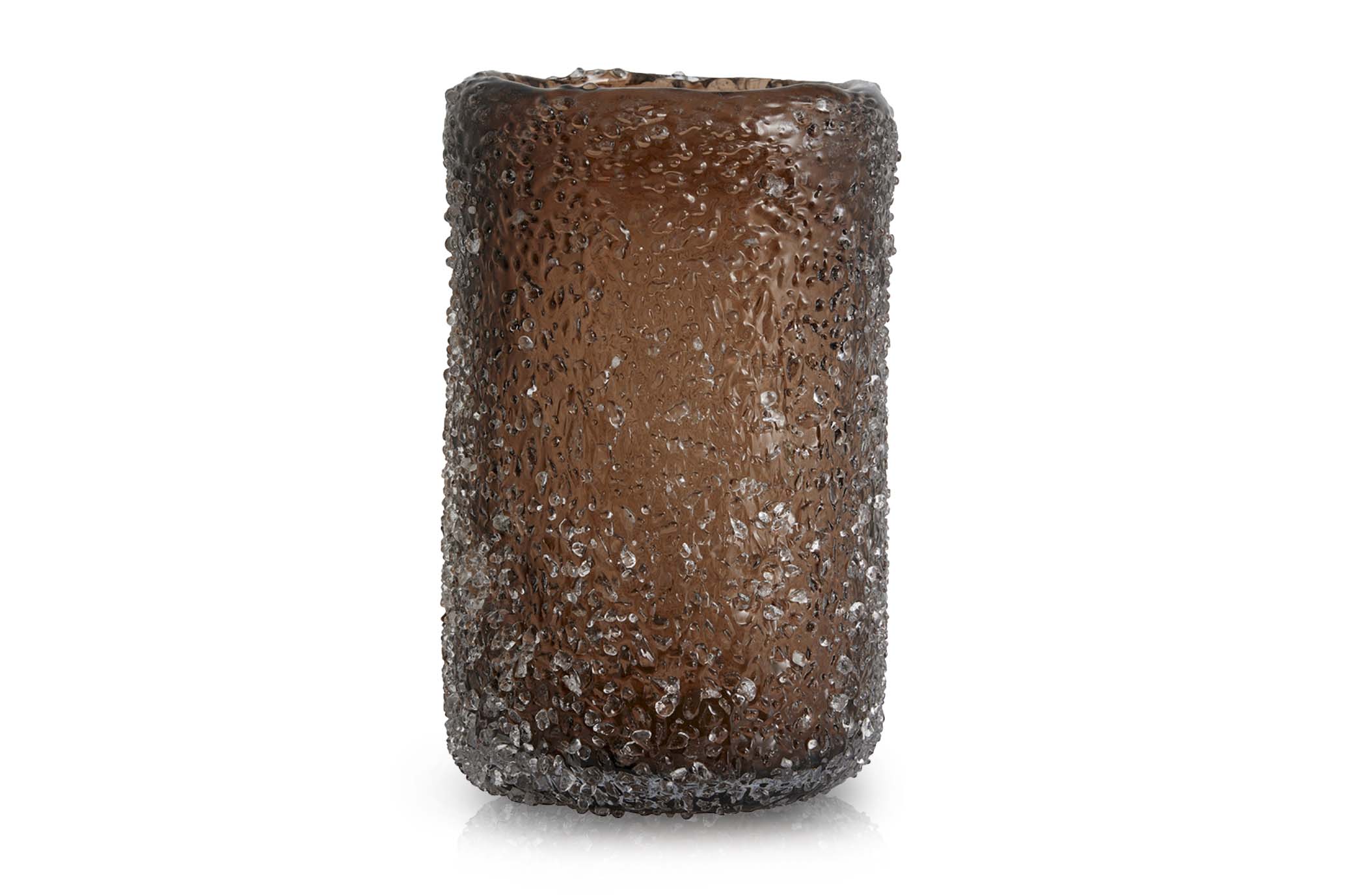 Nordalはデンマークのインテリアデザインブランドで、3人の兄弟「Signe」「Mads」「Emil」によって運営されている家族経営のブランドです。彼らはデザイン、ディテール、素材に対する理解を共有し、家とそこに住む人々の物語を伝えるデザ...