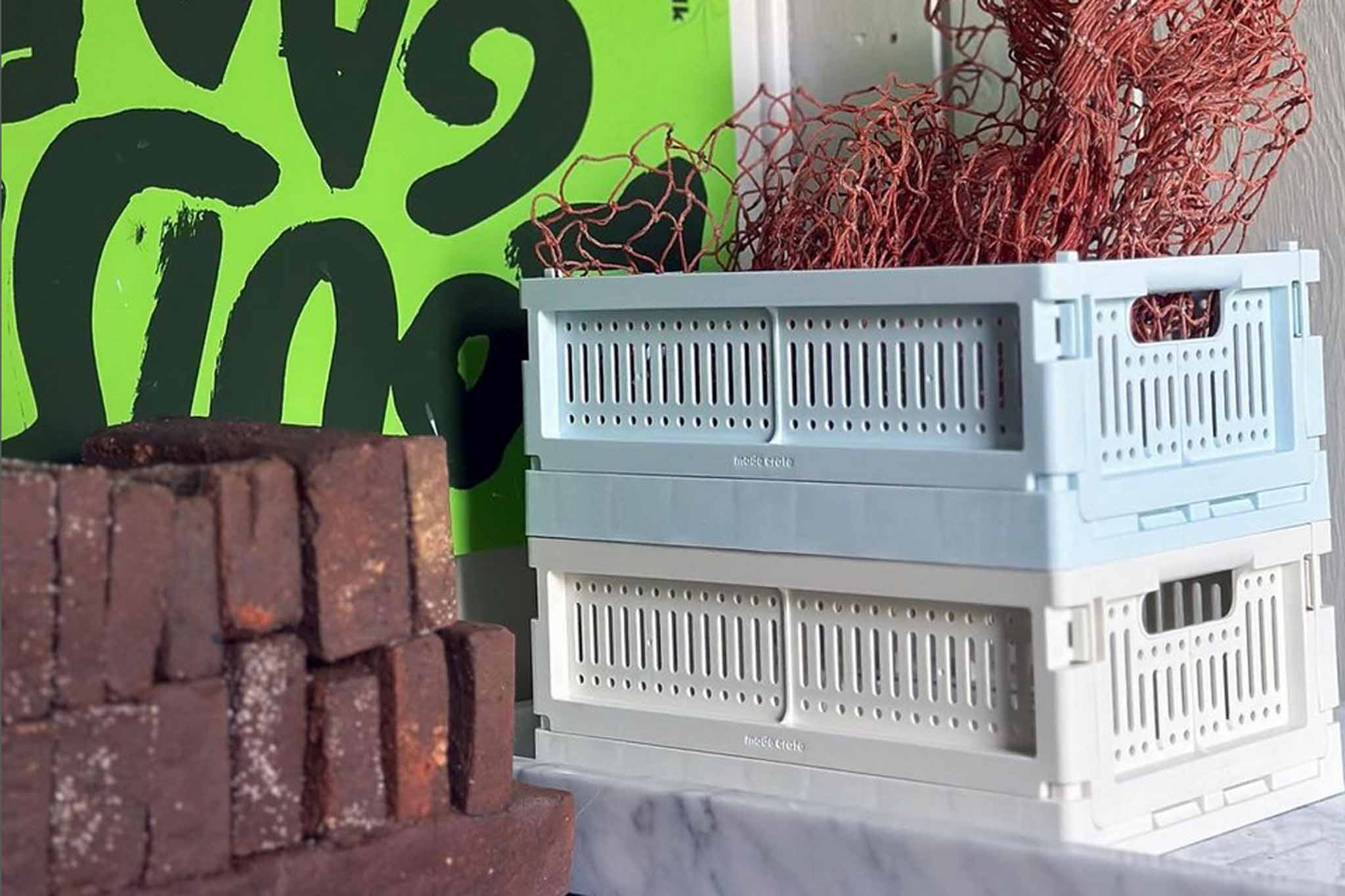 made crate 100% リサイクルプラスチックの折りたたみボックス/クレート Miniサイズ Ice Cube Blue 【北欧 バスケット かご プラスチック コンテナ 折りたたみ 収納用品 ランドリー リビング キッチン スタッキング クレート ボックス型 キャンプ インテリア おしゃれ カ [3]