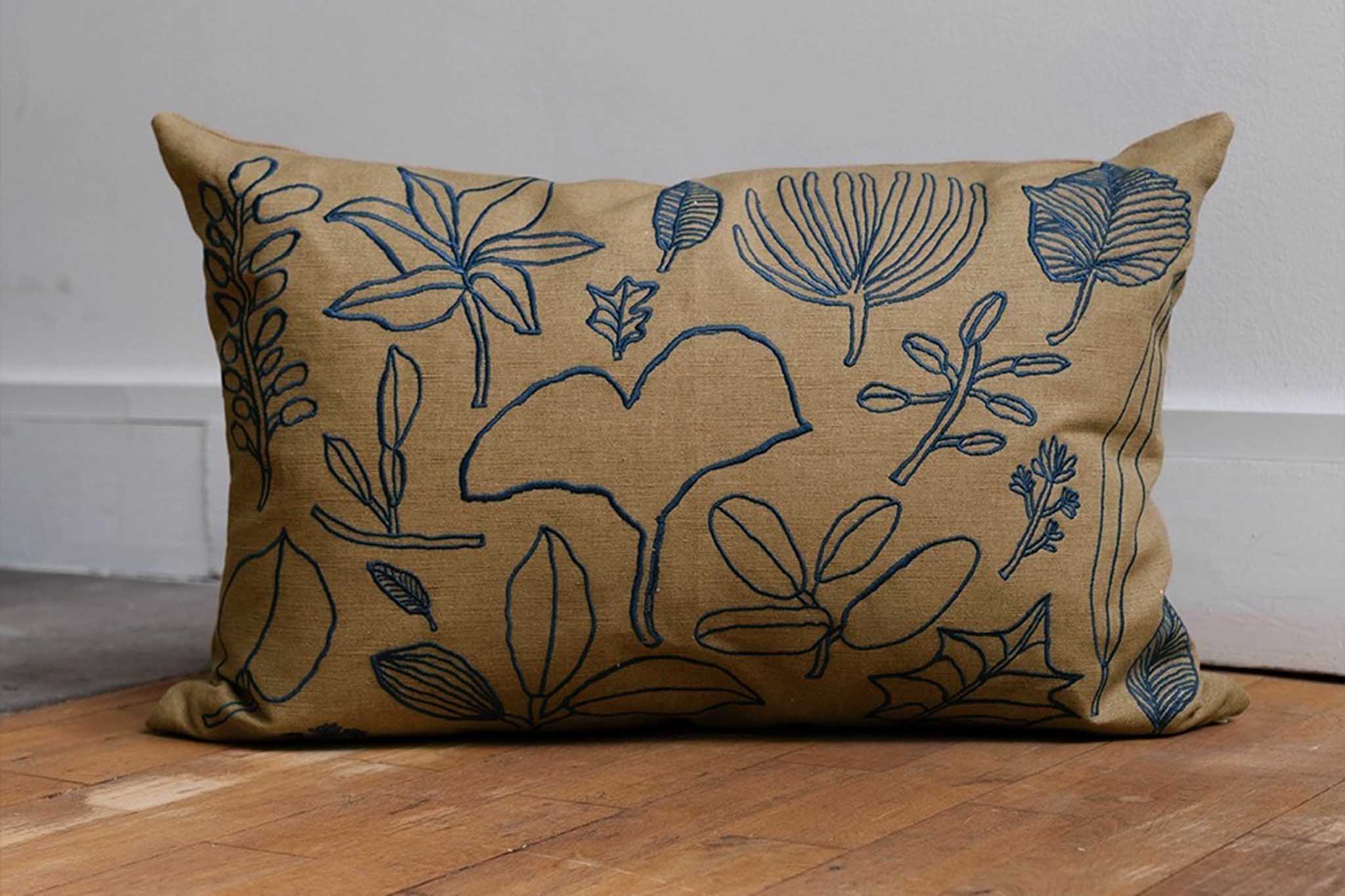 Fine Little Day ファインリトルデイ クッションカバー BOTANIC LEAVES ブラウン 58×38cm 刺繍 リネン コットン 綿 麻 ソファ 枕カバー 長方形 ボタニカル 花 北欧インテリア 北欧雑貨 リビング雑貨 北欧デザイン [3]