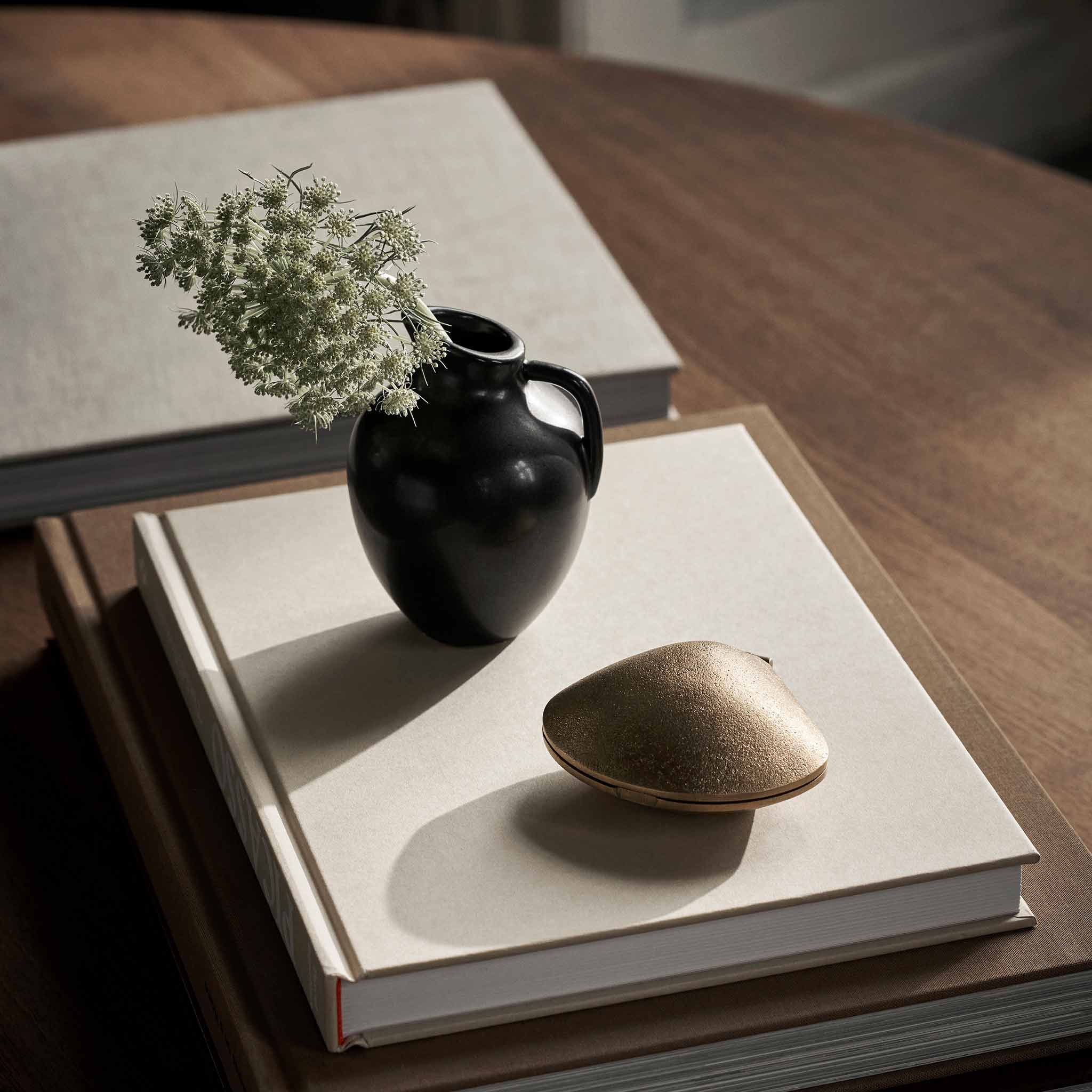 Ferm Living ファームリビング チャコールカラーと滑らかなフォルムが特徴のミニベース Ary 高さ10cm mini vase M charcoal 北欧 インテリア 花器 陶器 ミニベース フラワーベース 小型 花瓶 ストーンウェア [2]