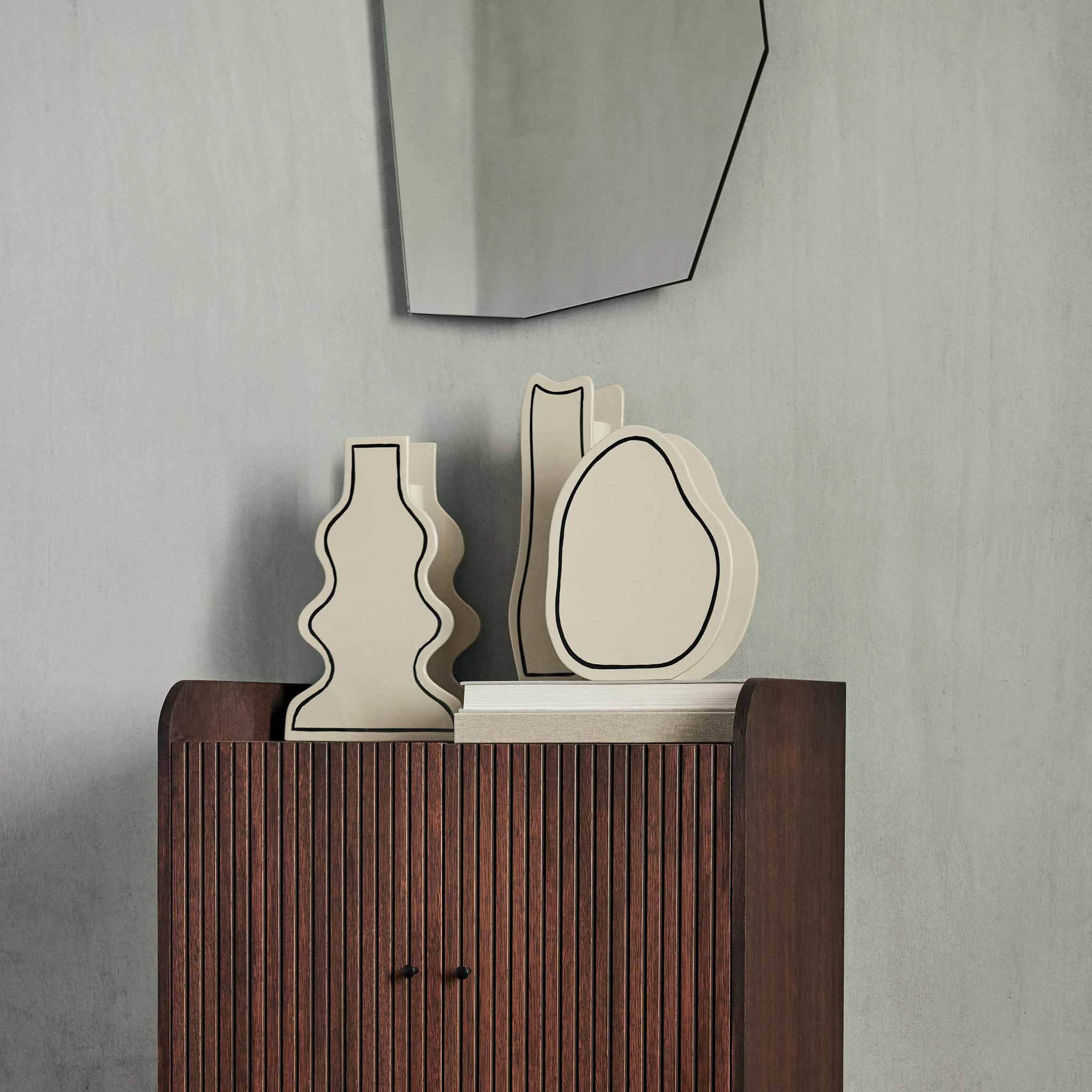 Ferm Living ファームリビング 手描きの黒いアウトラインが独特なオフホワイトカラーのフラワーベース Paste Rounded 高さ28cm ストーンウェア 花器 北欧 インテリア フラワーベース 陶器 オフホワイト 自然フォルム 草花 生花 [2]