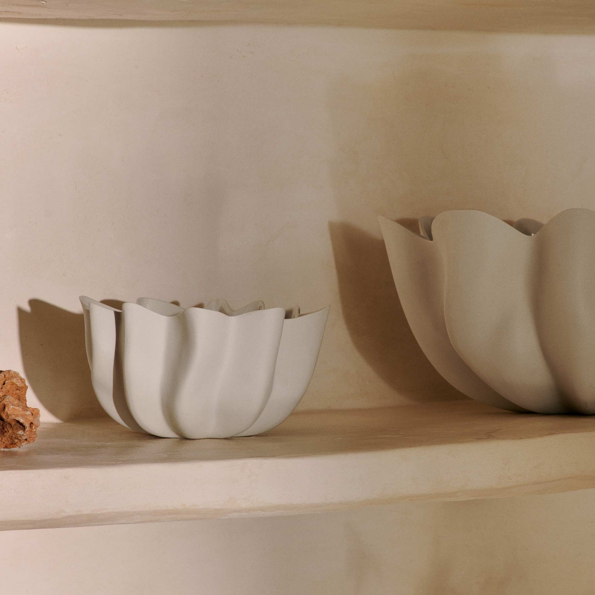 Ferm Living ファームリビング 布のドレープのように流れるラインが美しい小ぶりなボウル Nium Bowl オフホワイト 北欧 陶器 ボウル インテリア 食器 フルーツボウル サービングボウル リビング ダイニング テーブルデコレーション [2]