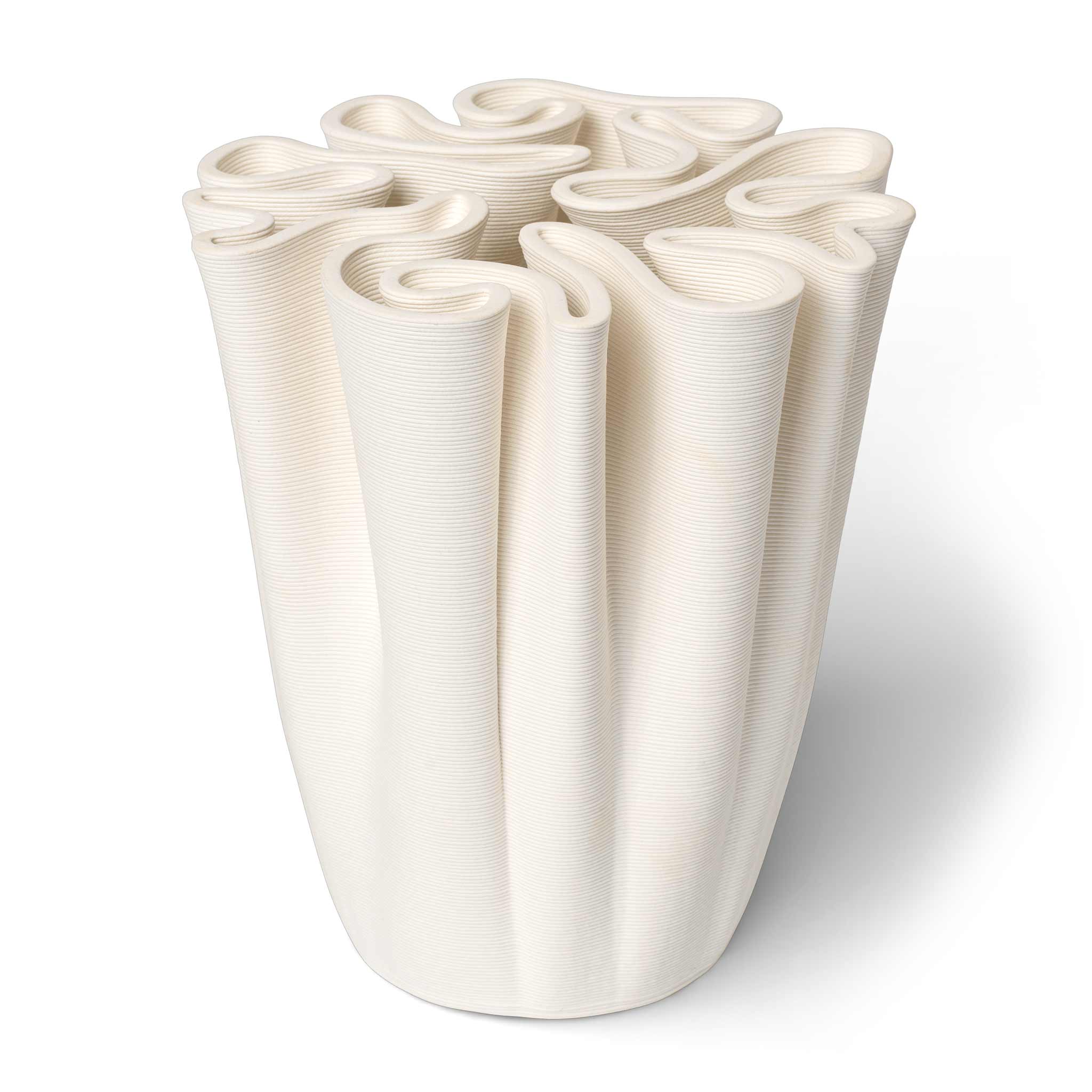 樂天商城 - Ferm Living ファームリビング 迷路のようなフォルムが特徴のアート性の高いフラワーベース Dedali Vase 高さ18cm 北欧 インテリア 花器 セラミック 迷路デザイン 3Dプリント Ikebana 生花 ドライフラワー 室内装飾