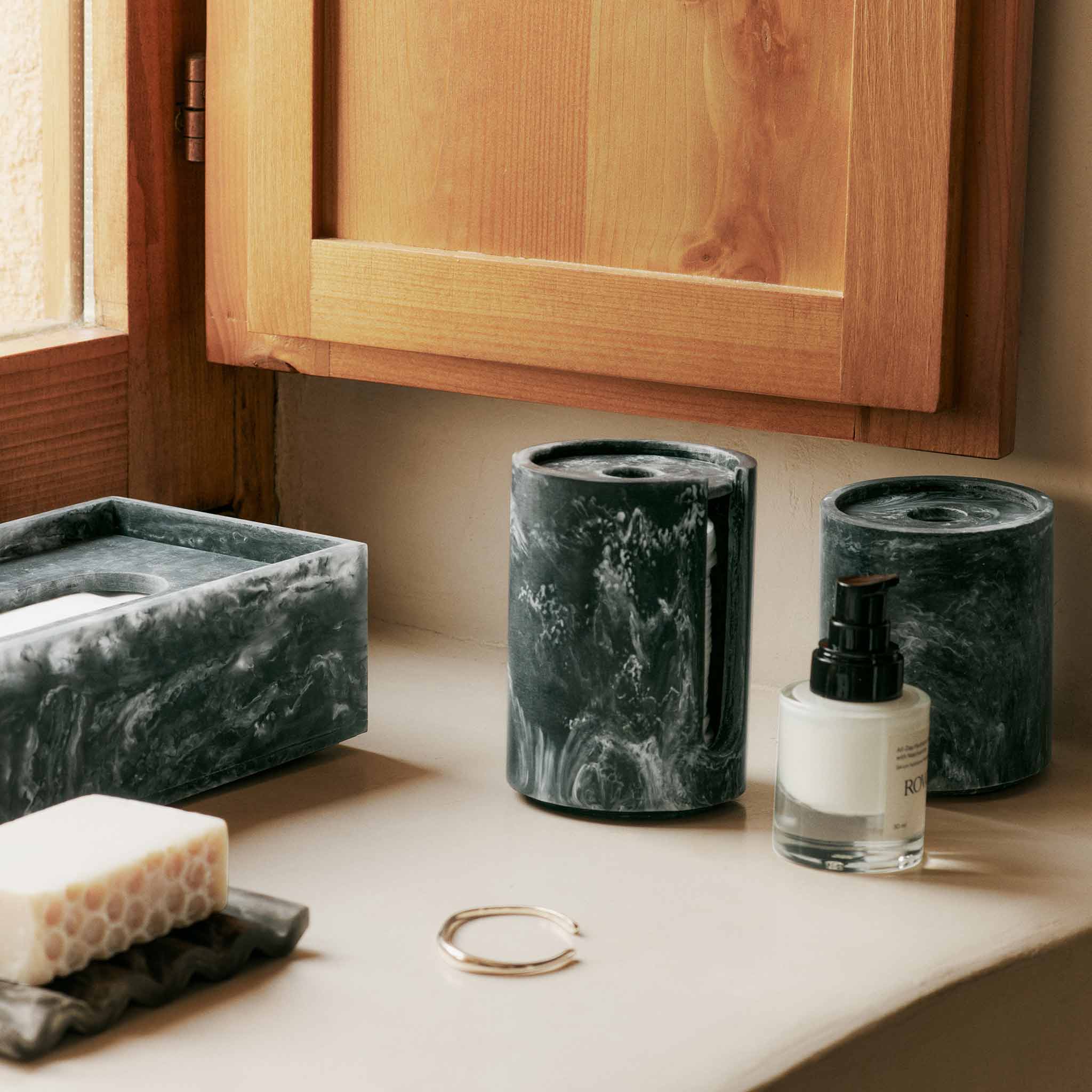 Ferm Living ファームリビング 天然石のような奥行きある模様が美しい樹脂製のモダンなティッシュケース Mist チャコール ティッシュボックス 北欧インテリア チャコール レジン マーブル模様 モダンデザイン 高級感 北欧雑貨 インテリア小物