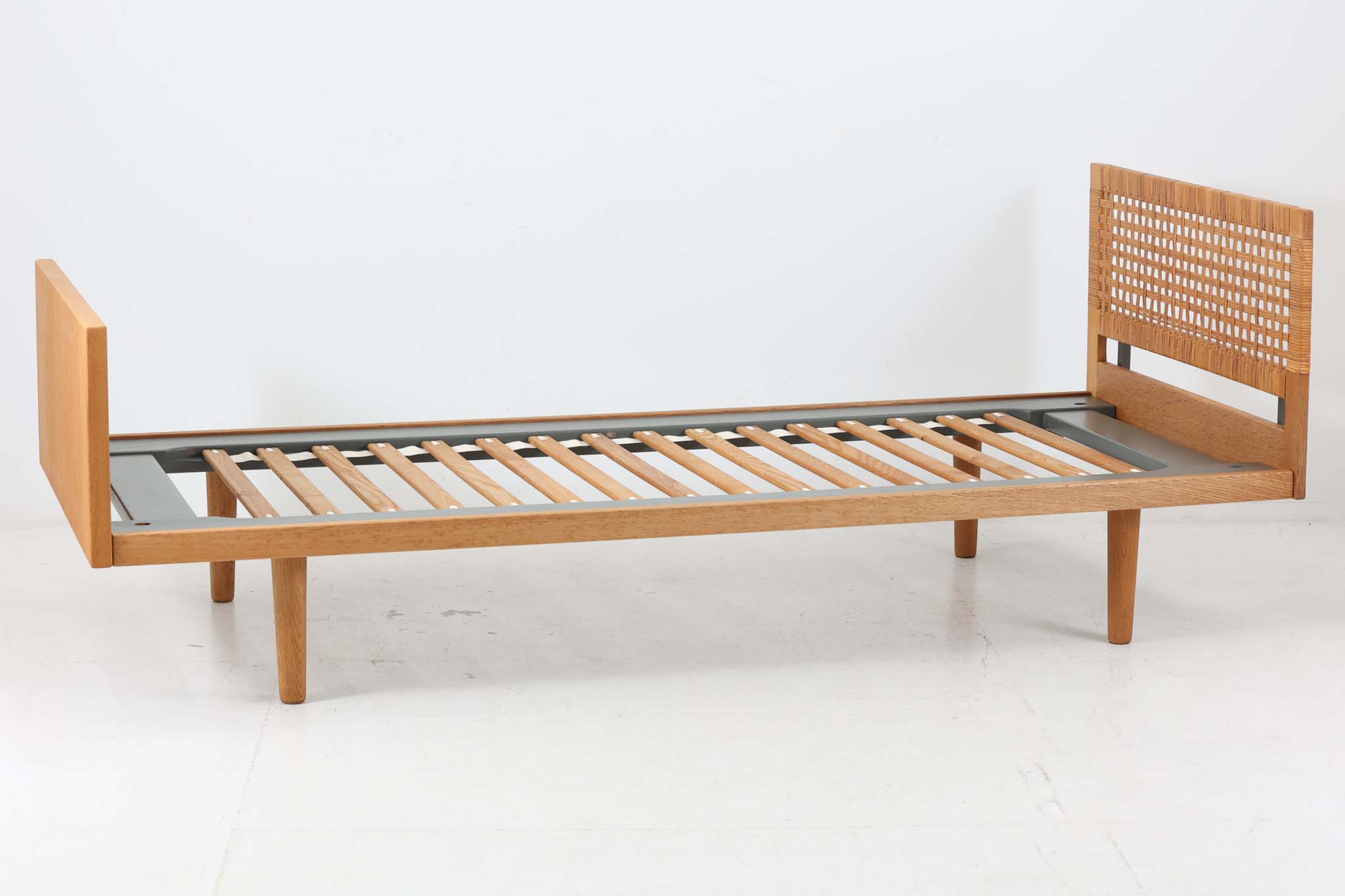 Rakuten - Hans J.Wegner（ハンス・J・ウェグナー）　シングルベッドフレーム　オーク材　GETAMA/ゲタマ【3人掛けソファ アンティーク 北欧インテリア デザイナー おしゃれ リビング】