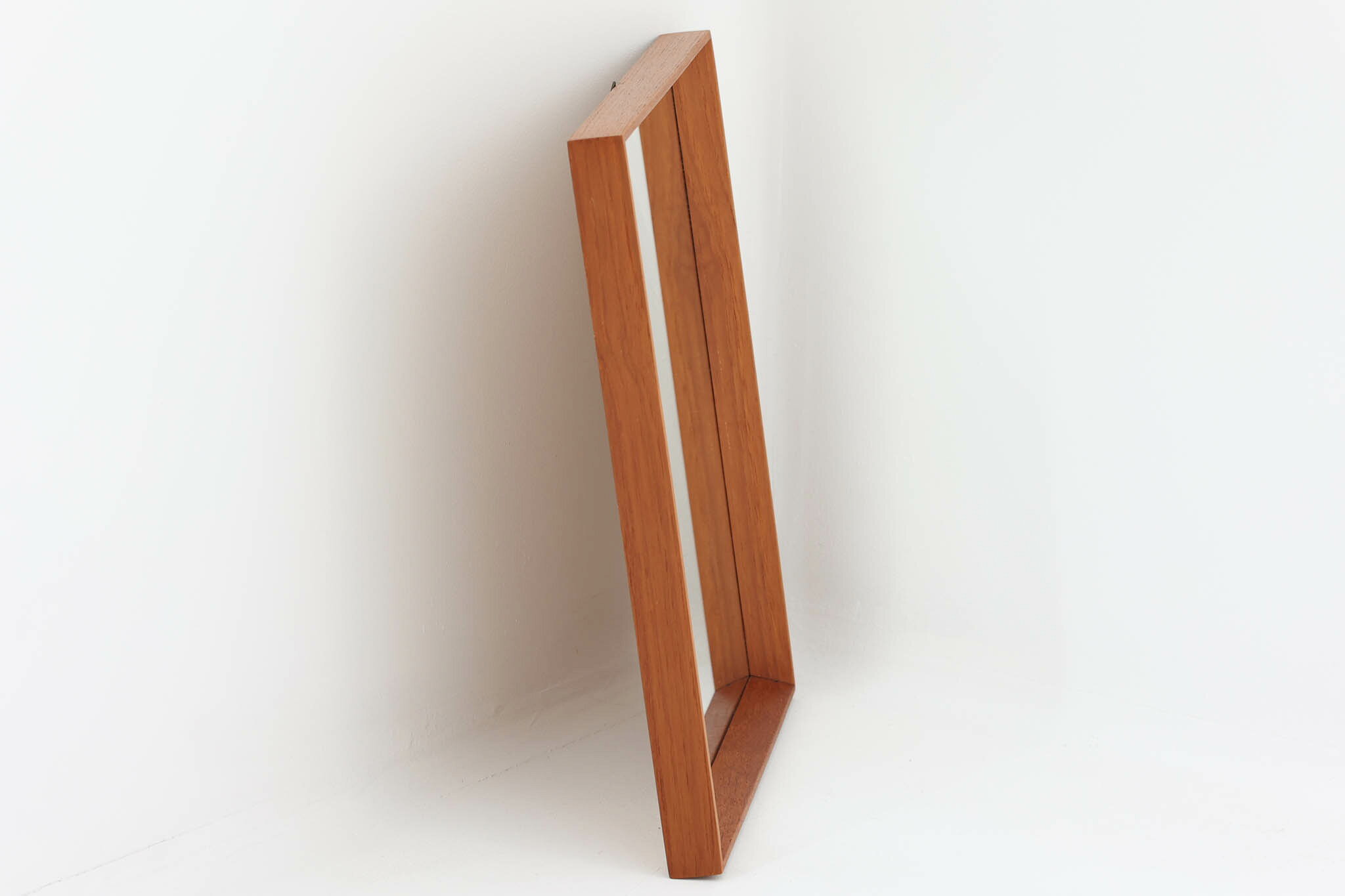 壁掛け/立掛けミラー チーク材 高さ45cm デンマーク製 北欧ビンテージ家具 北欧家具 木製フレームミラー 壁掛け鏡 ビンテージ雑貨 [2]