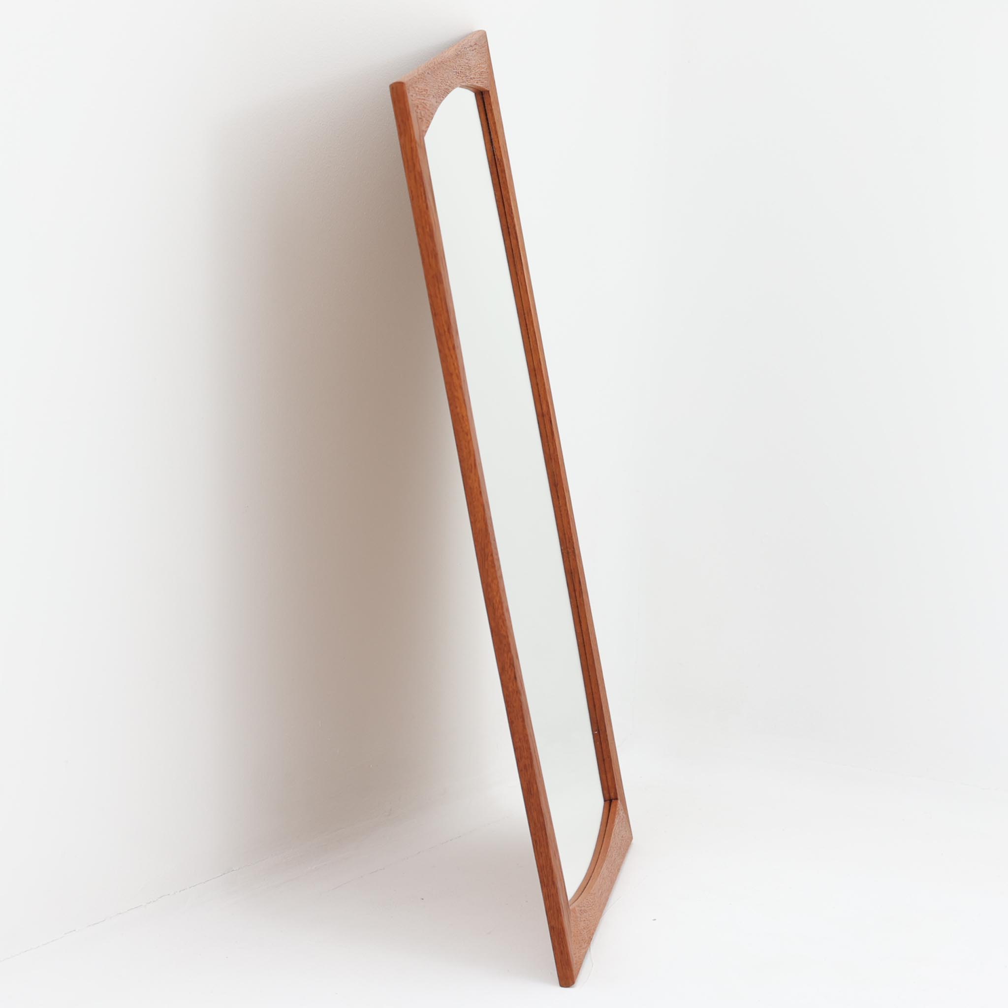 壁掛け/立掛けミラー チーク材 高さ62cm デンマーク製 北欧ビンテージ家具 北欧家具 チーク材ミラー アーチ型 壁掛け鏡 スリム姿見 木枠ミラー インテリア雑貨