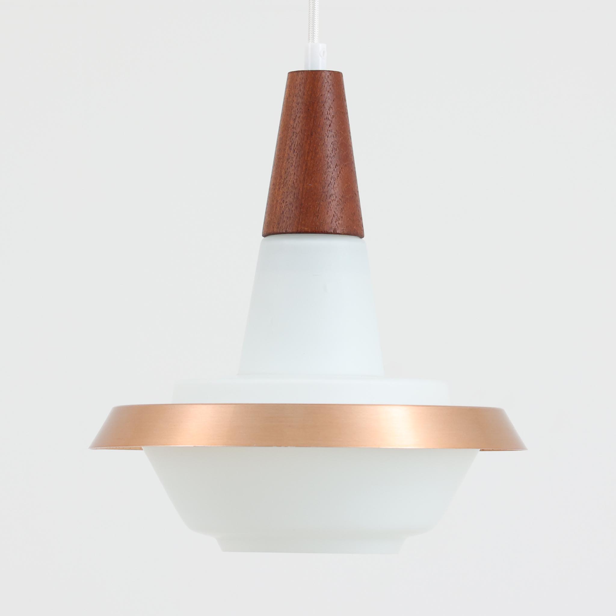 樂天商城 - ペンダントライト ガラス×チーク×アルミ 直径25cm デンマーク製 北欧ビンテージ照明 吊り下げ照明 ブラウン系照明 木製パーツ使用 レトロ照明 北欧モダン 乳白ガラス