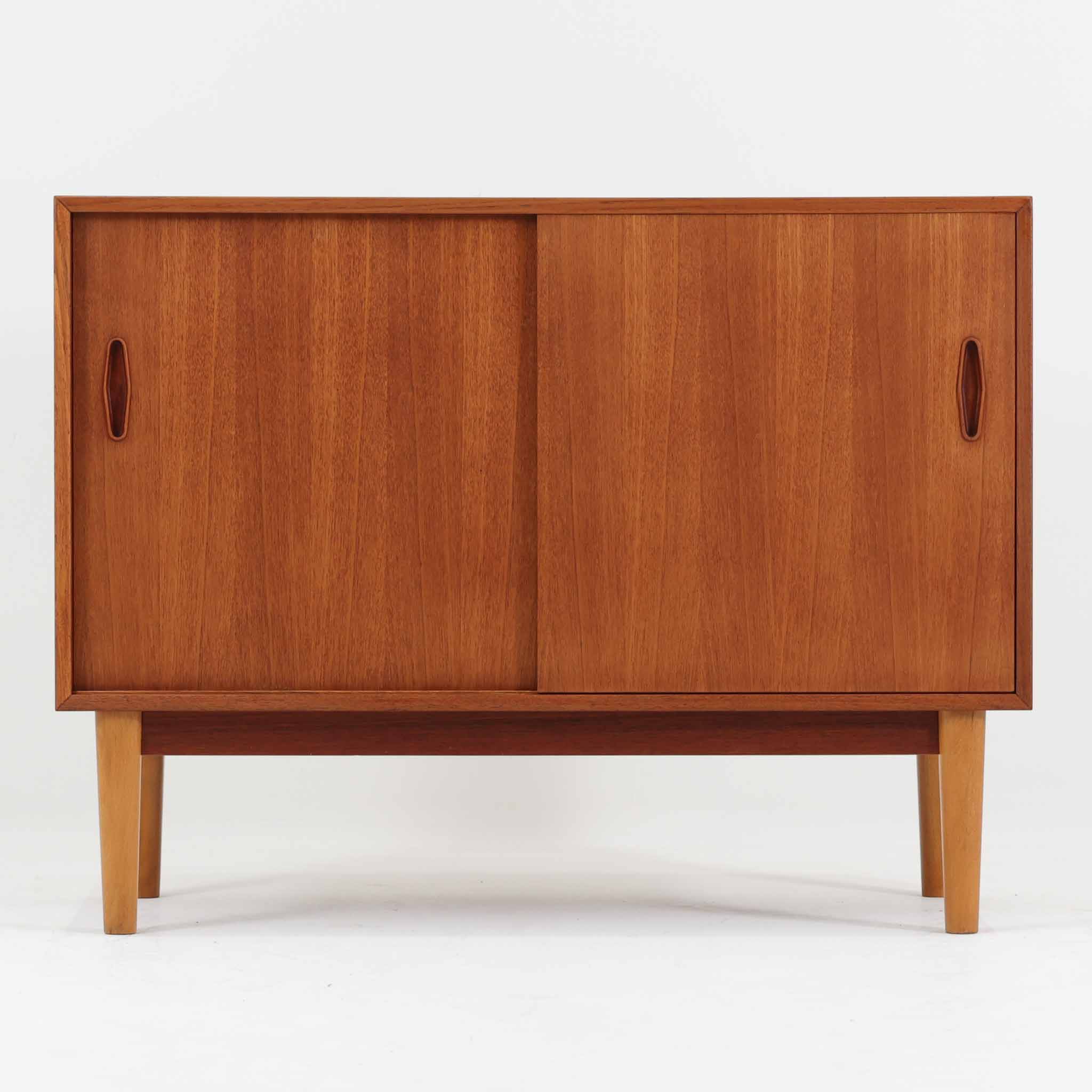 Nils Jonsson ボード 小ぶり チーク 幅95cm Hugo Troeds ニールス・ヨンソン ヒューゴー・トロエッツ スウェーデン製 北欧ビンテージ家具 収納家具 木製 小型 サイドキャビネット 引き戸 リビング収納 北欧デザイン