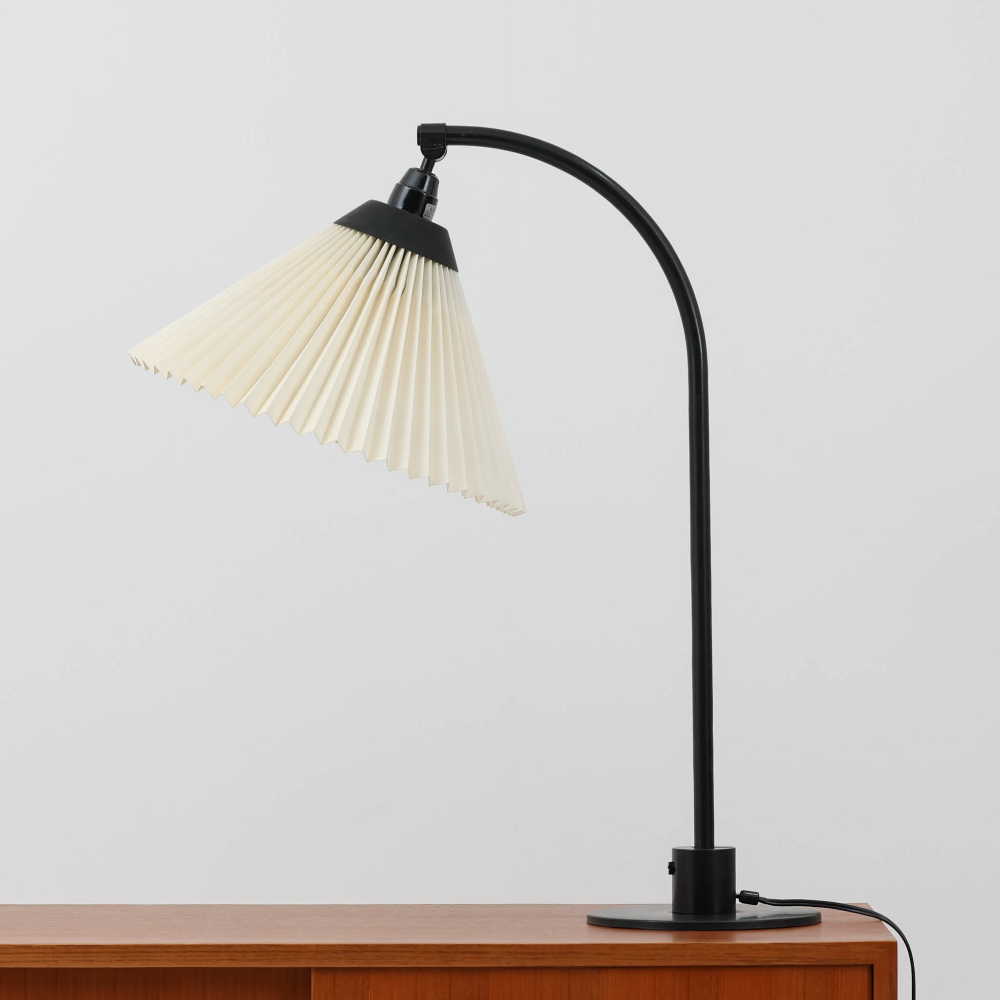 Rakuten - Le Klint テーブルランプ 366 高さ63cm Flemming Agger レ・クリント フレミング・アガー デンマーク製 北欧ビンテージ家具 卓上照明 間接照明 プリーツシェード アーチ支柱 黒色照明 北欧照明 可動式 手元灯