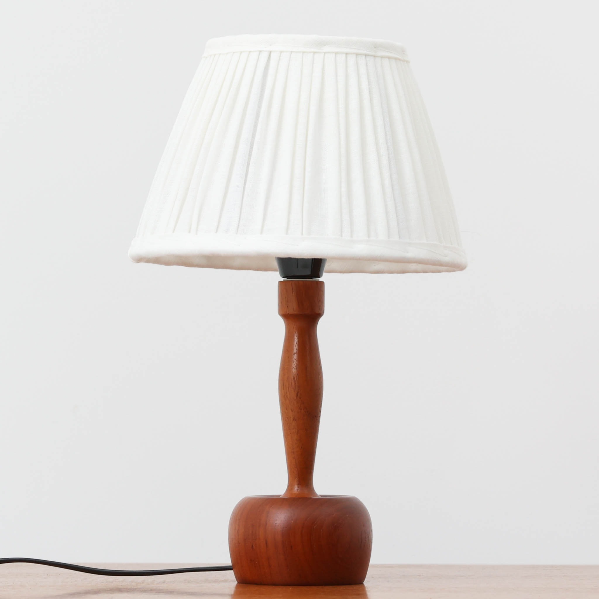 樂天商城 - テーブルランプ チーク無垢 高さ32cm デンマーク製 北欧ビンテージ家具 木製 卓上照明 間接照明 挽物 無垢材 有機的フォルム 北欧照明 寝室照明 飾り灯り 温もり