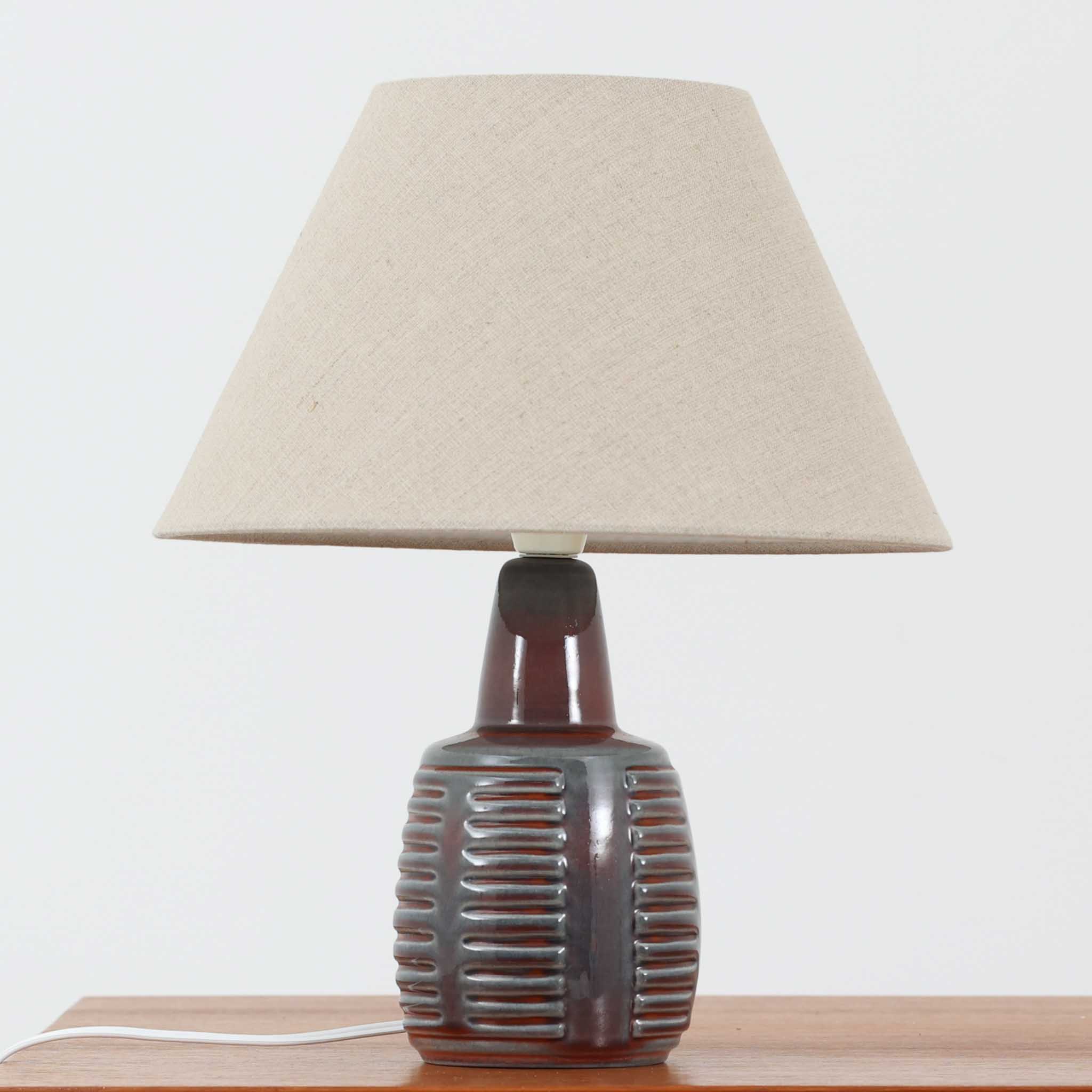 樂天商城 - Soholm Keramik テーブルランプ 1012 高さ37cm Einar Johansen スーホルム・セラミック エイナー・ヨハンセン デンマーク製 北欧ビンテージ家具 卓上照明 間接照明 陶器照明 リブ装飾 茶系 北欧照明 小型照明 寝室照明