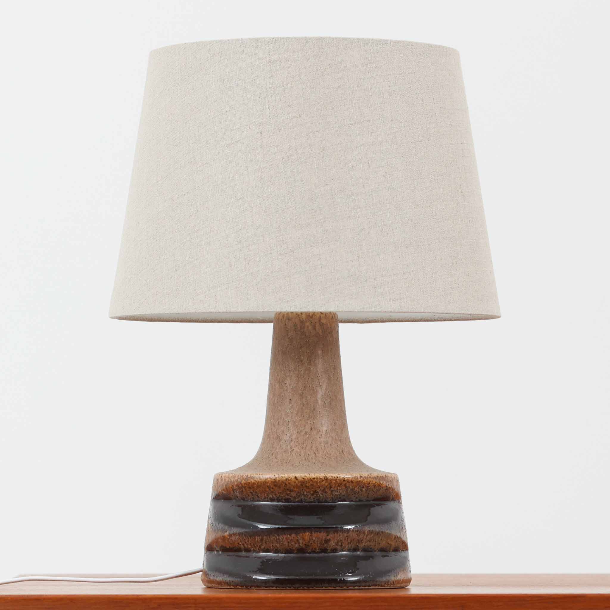 樂天商城 - テーブルランプ 高さ38cm デンマーク製 北欧ビンテージ家具 卓上照明 間接照明 陶器照明 茶系 ミッドセンチュリー 寝室照明 サイドライト 温かみ