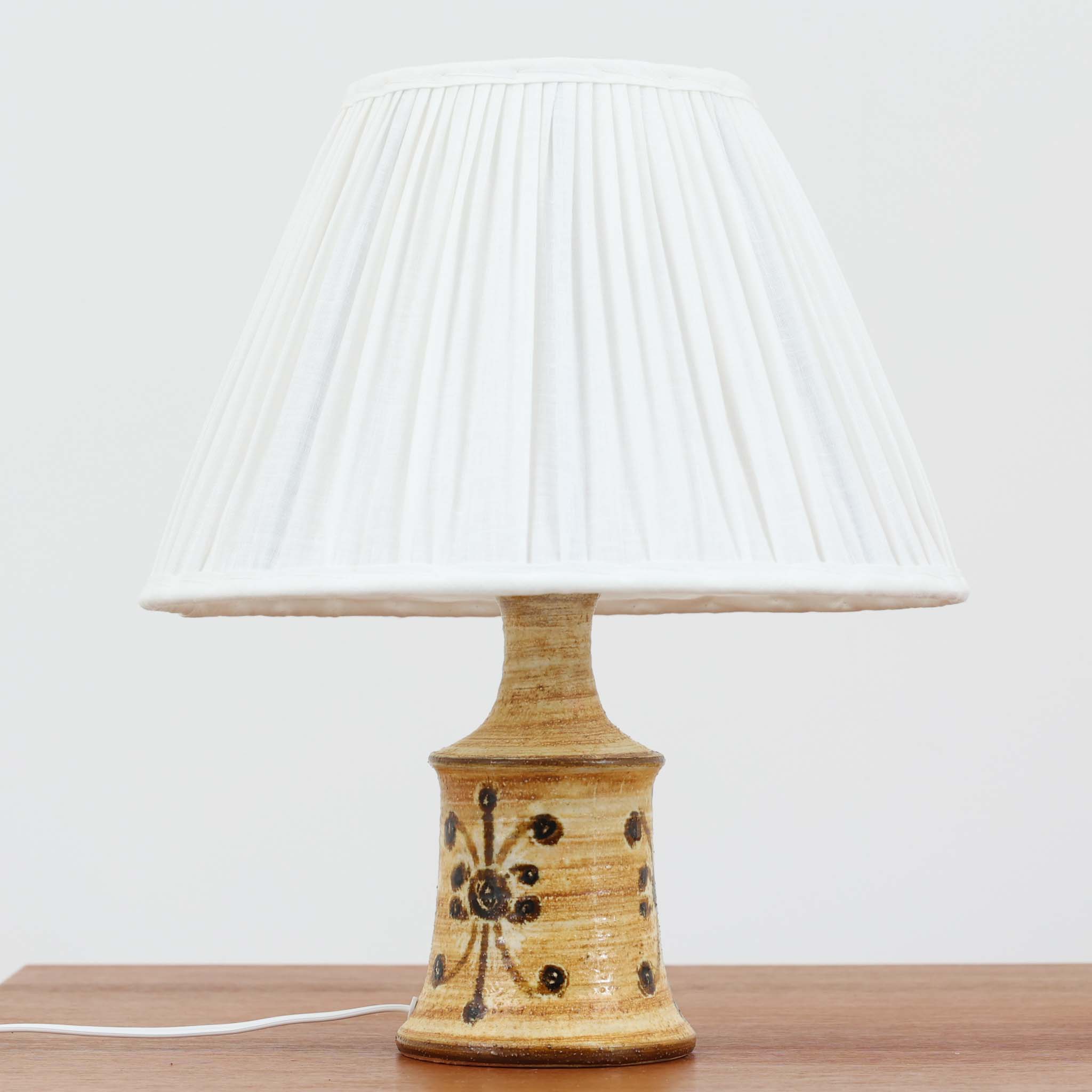 樂天商城 - Bartholdy Keramik テーブルランプ 高さ40cm バルトルディ・セラミック デンマーク製 北欧ビンテージ家具 卓上照明 間接照明 陶器照明 草花模様 プリーツシェード 寝室照明 サイドライト 温もり