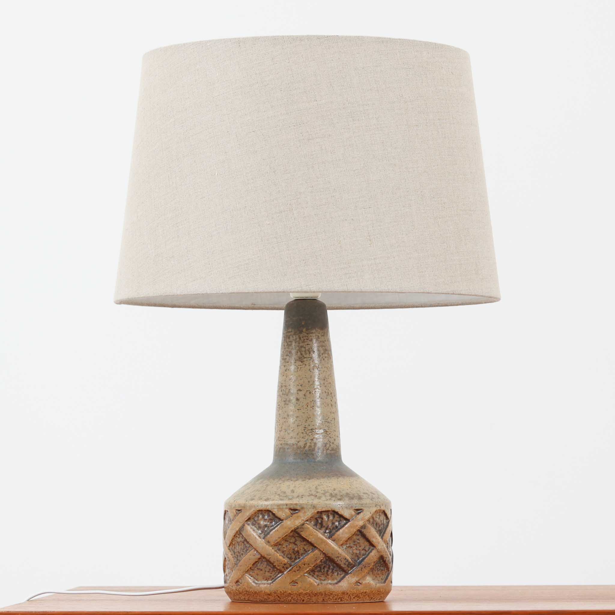 樂天商城 - Soholm Keramik テーブルランプ 1208-1 高さ47cm スーホルム・セラミック デンマーク製 北欧ビンテージ家具 照明 卓上照明 陶器照明 間接照明 北欧照明 格子模様 茶系 陶製灯具