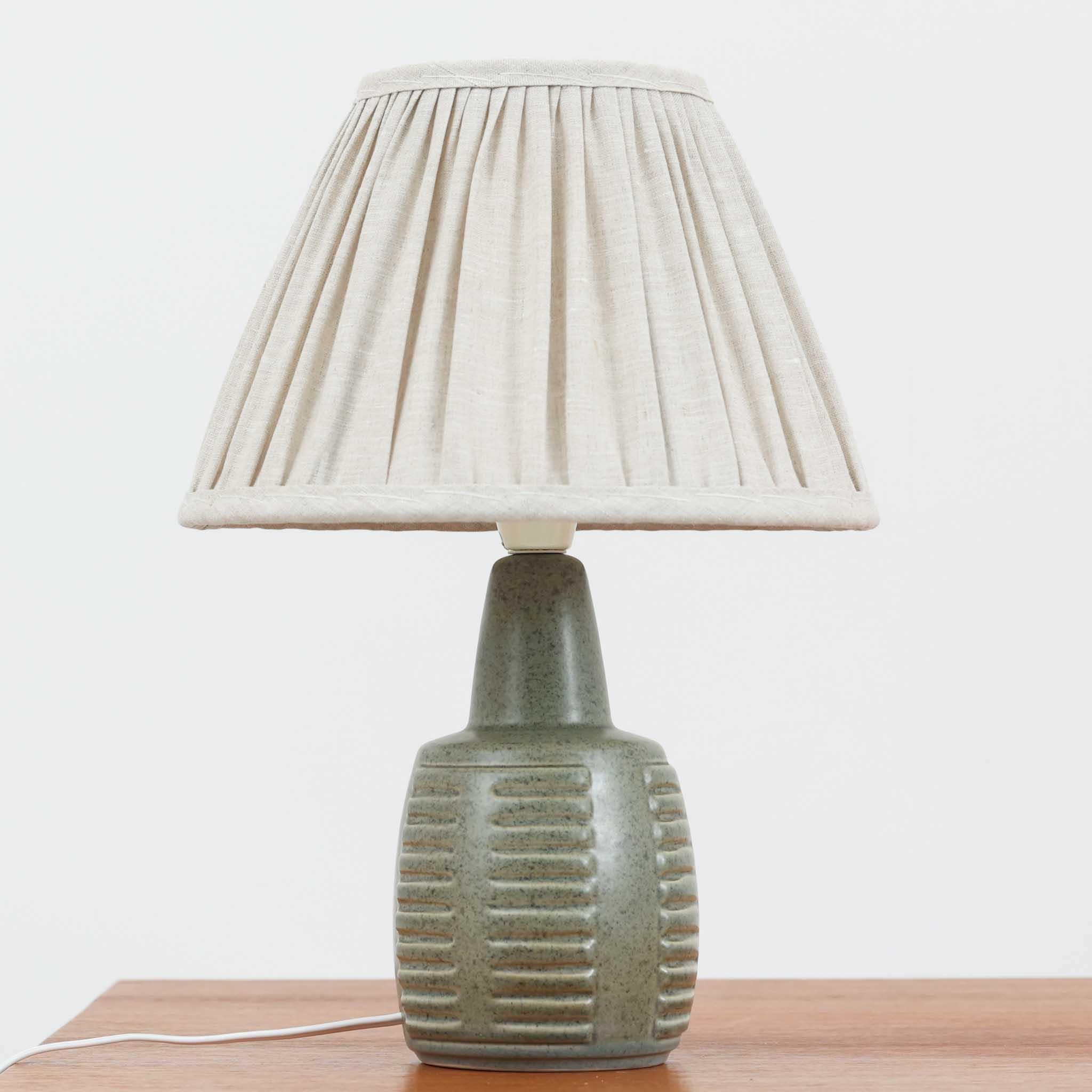 樂天商城 - Soholm Keramik テーブルランプ 1012 高さ37cm Einar Johansen スーホルム・セラミック エイナー・ヨハンセン デンマーク製 北欧ビンテージ家具 卓上照明 間接照明 陶器照明 リブ装飾 茶系 北欧照明 小型照明 寝室照明