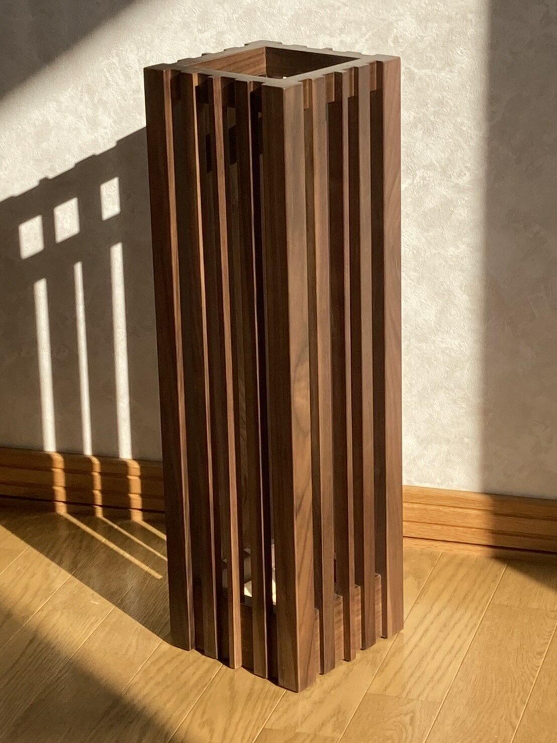 【旭川家具職人の傘立て Sサイズ ウォールナット】 木製 無垢材 かさたて 傘収納 玄関 旭川家具 無垢材 ウッド 家具職人 手作り ハンドメイド 丁寧な手仕事 北海道産 日本製 国産 国内生産 北海道産の木材 自然素材 安心安全 おしゃれ スリム リビングルーム 新築祝い