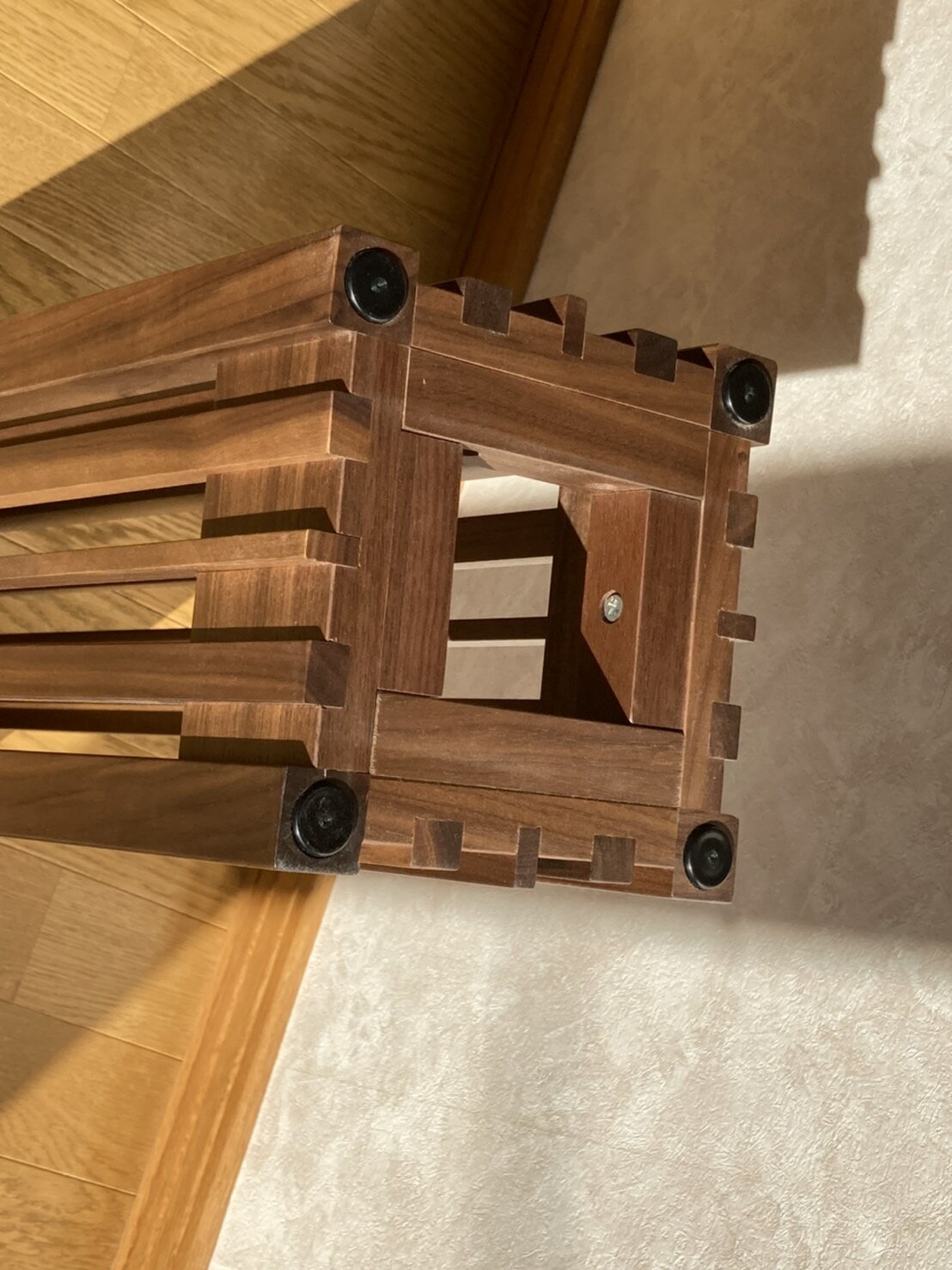 【旭川家具職人の傘立て Sサイズ ウォールナット】 木製 無垢材 かさたて 傘収納 玄関 旭川家具 無垢材 ウッド 家具職人 手作り ハンドメイド 丁寧な手仕事 北海道産 日本製 国産 国内生産 北海道産の木材 自然素材 安心安全 おしゃれ スリム リビングルーム 新築祝い [2]