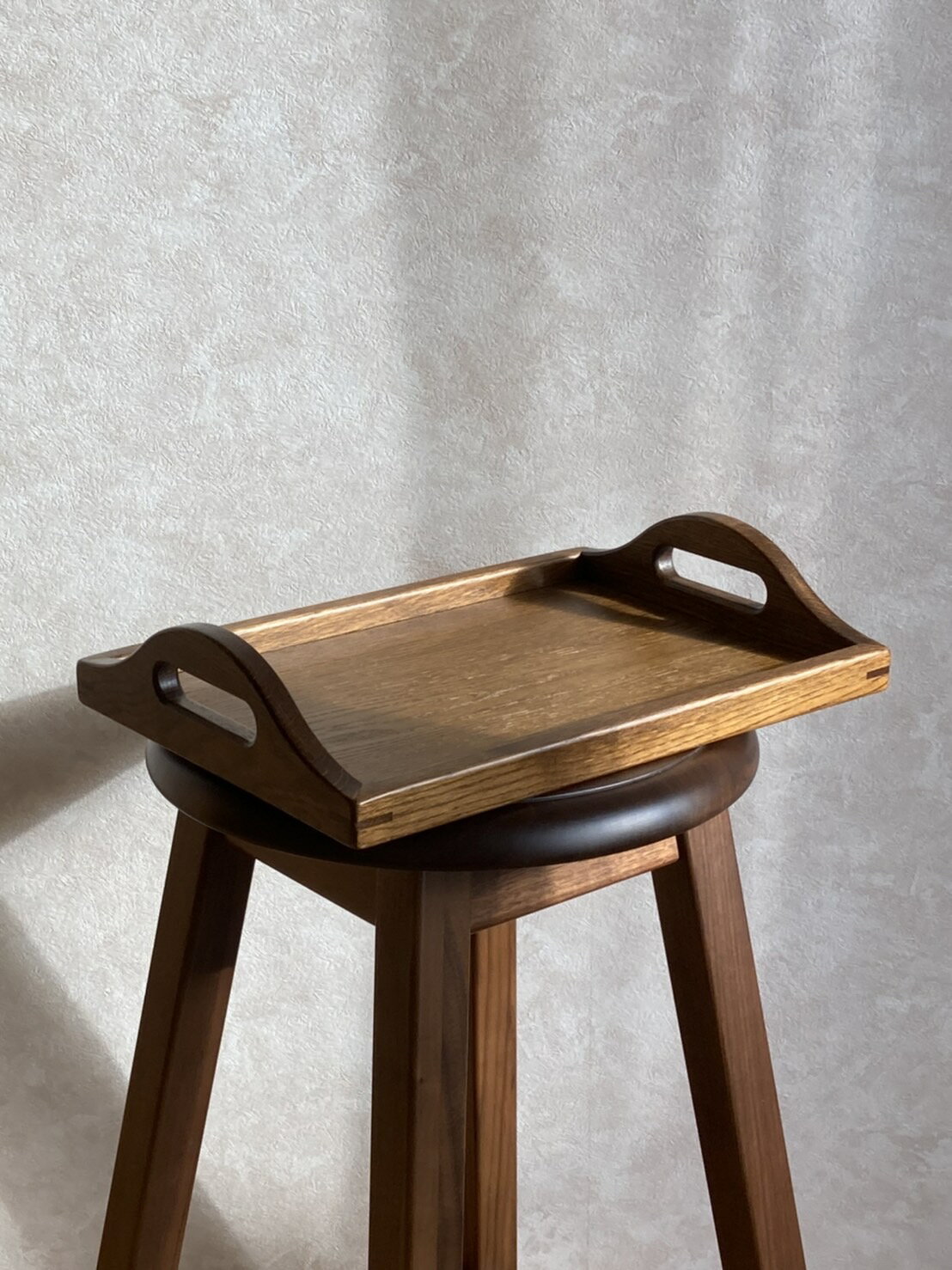 【旭川家具職人の木製トレイ Sサイズ ウォールナット】 木製 無垢材 旭川家具 無垢材 ウッド 家具職人 手作り ハンドメイド 丁寧な手仕事 北海道産 日本製 国産 国内生産 北海道産の木材 自然素材 安心安全 おしゃれ スリム リビングルーム 新築祝い キッチン お盆