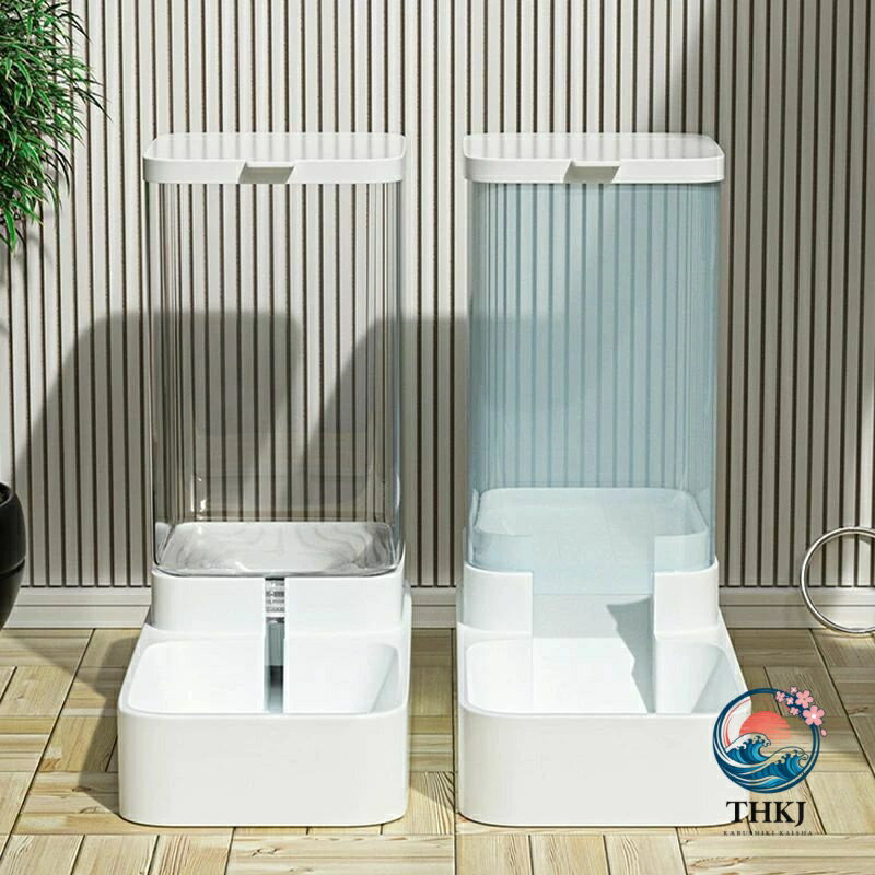 製品情報 材質: プラスチック 色: 透明 製品の説明: ご注意!この製品はペット用製品ですので、他の目的には使用しないでください。 ★サイフォンシステムと重力を利用して、電気を使わずに水と餌を継続的に補給します。自動重力給餌は時間を節約し、安全なので、仕事、デート、または短い旅行に行くときにペットを家に残す心配がありません。 ★お皿の中の水と餌が一定量以下になると、自動的に補充されます。自動給餌器の上部カバーは簡単に取り外せるため、いつでも餌を追加できます。皿の中の餌がなくなると、給餌器の餌貯蔵ホッパーから自動的に補充され、水皿の水位が低くなると、給水器のウォーターボトルから水が水皿に自動的に補充され、一定量に達すると自動的に停止します。 ★高品質の素材，安全なプラスチック素材を使用しており、安全で信頼性があります。 ★充電や電池不要、複雑な操作もなく、どこにでも設置でき、コードや電池がないので水中でも安全に遊べます。 ★底が広めに設計されているので、食べる時にペットが鼻で体を押してもフードが滑りません。 ★フード容量は約2.1kg、水容器容量は約3.8リットルなので、長時間の外出でもペットのエサに困りません。 ★取り外し可能な設計で、取り付けや分解が簡単で、日常のメンテナンスや清掃に便利です。 使用方法： ボトルに真水（最大 3.8 リットル）を注ぎ、ベースを蓋にねじ込み、ユニット全体を逆さまにして、付属の水トレイに水を排出するだけです。 ペットに餌を与えるには、フードボウルの蓋を開けて、上から餌を入れます。