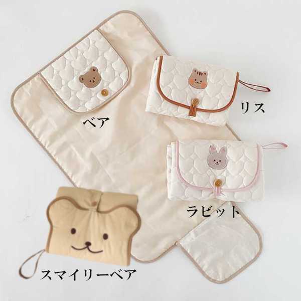 【商品情報】 赤ちゃんのお出かけの際に便利な、持ち運びに便利な折りたたみおむつ替えシート。 コットン素材を使用し、おむつ替えの際に赤ちゃんが快適に過ごせるように設計されています。 おむつ、おしりふき、クリーム、おしゃぶり、交換用パッドなど、赤ちゃんのおむつ交換に必要なすべてのアイテムを収納できるように設計されています。 防水素材で作られており、お手入れが簡単です。 【サイズ】 画像参照 【カラー】 スマイリーベアおむつ替えパッド(46×60cm) ベアおむつ替えパッド(50×70cm) ラビット おむつパッド(50×70cm) リス おむつパッド(50×70cm) 【注意事項】 ◆こちらの商品は送料無料となります。 ※沖縄、離島への発送は送料がかかりますのでご注意ください。 (沖縄、離島2800円) その際、ご注文確認後メールにて送料のご案内を送らせていただきます。 ※お取り寄せ商品は、納期までに約2週間ほどかかります。 ※お取り寄せの商品がメーカー欠品の場合は、ご注文をキャンセルとさせていただきます。 ・サイズは平置き外寸サイズです。表記とは異なる場合があります。 ・製品による個体差がある場合がございますので予めご了承下さいませ。 ・撮影環境により、多少実際のカラーと異なる場合がございます。 また、携帯やスマートフォン、パソコンなどの画面上と実物では多少色が異なって見える場合がございます。 ・海外輸入商品の為、商品によって個体差があり、多少の汚れや傷等がある場合がございます。