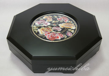 韓国八角木製九節板（クジョルパン）■gujeolpan-2-s【ギフト】【お土産】【長寿祝】お正月 お祝い 料理 韓国 伝統 旧正月 盛り付け おしゃれ 仕切り 容器 食器 高級料理 飲食店 おもてなし 来客用 クジョルパン 刺繍 韓国ドラマ 韓国食器ディスプレイ 韓国 漆塗り 高級のサムネイル